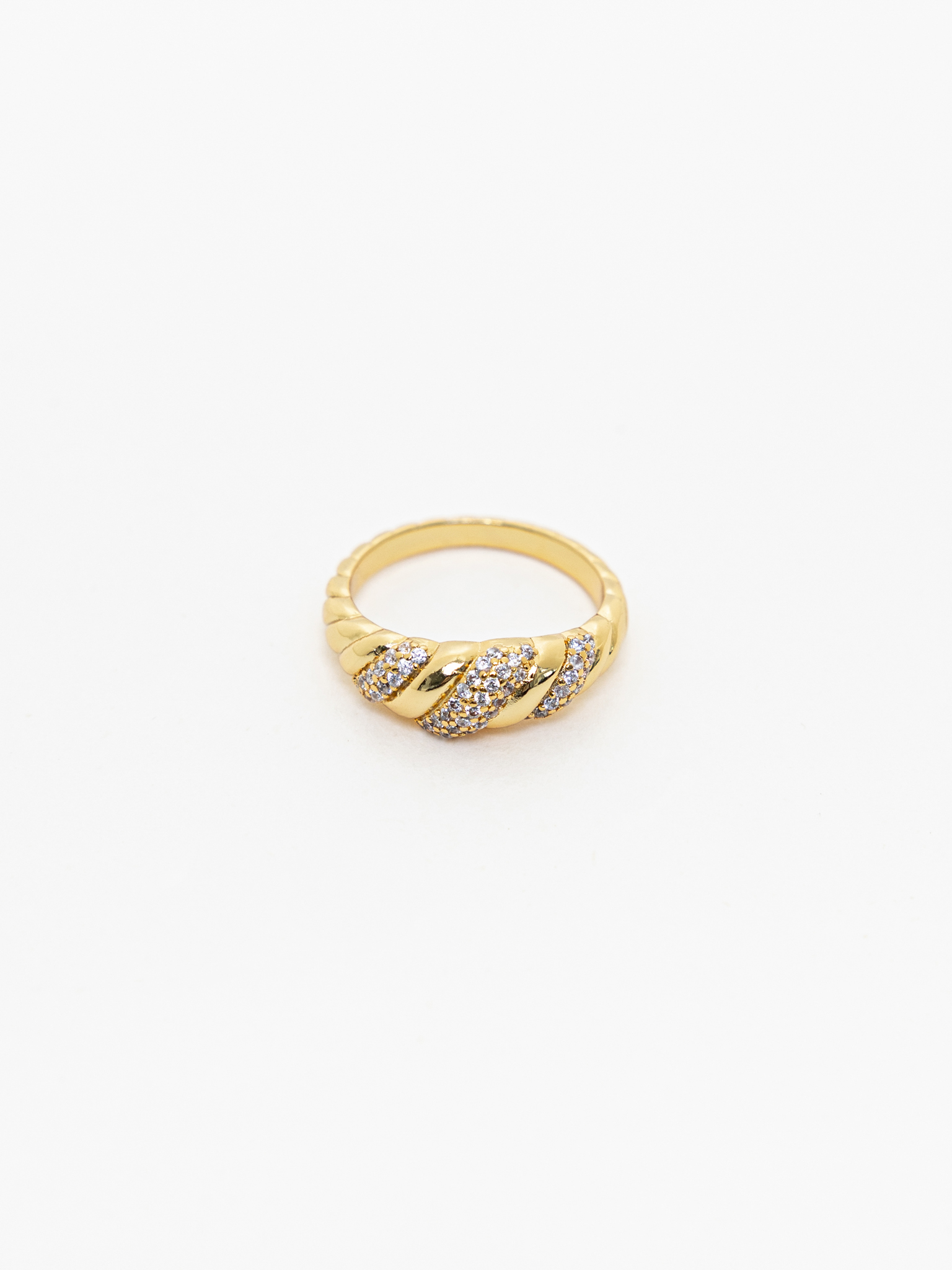 Витое золотистое кольцо со стразами