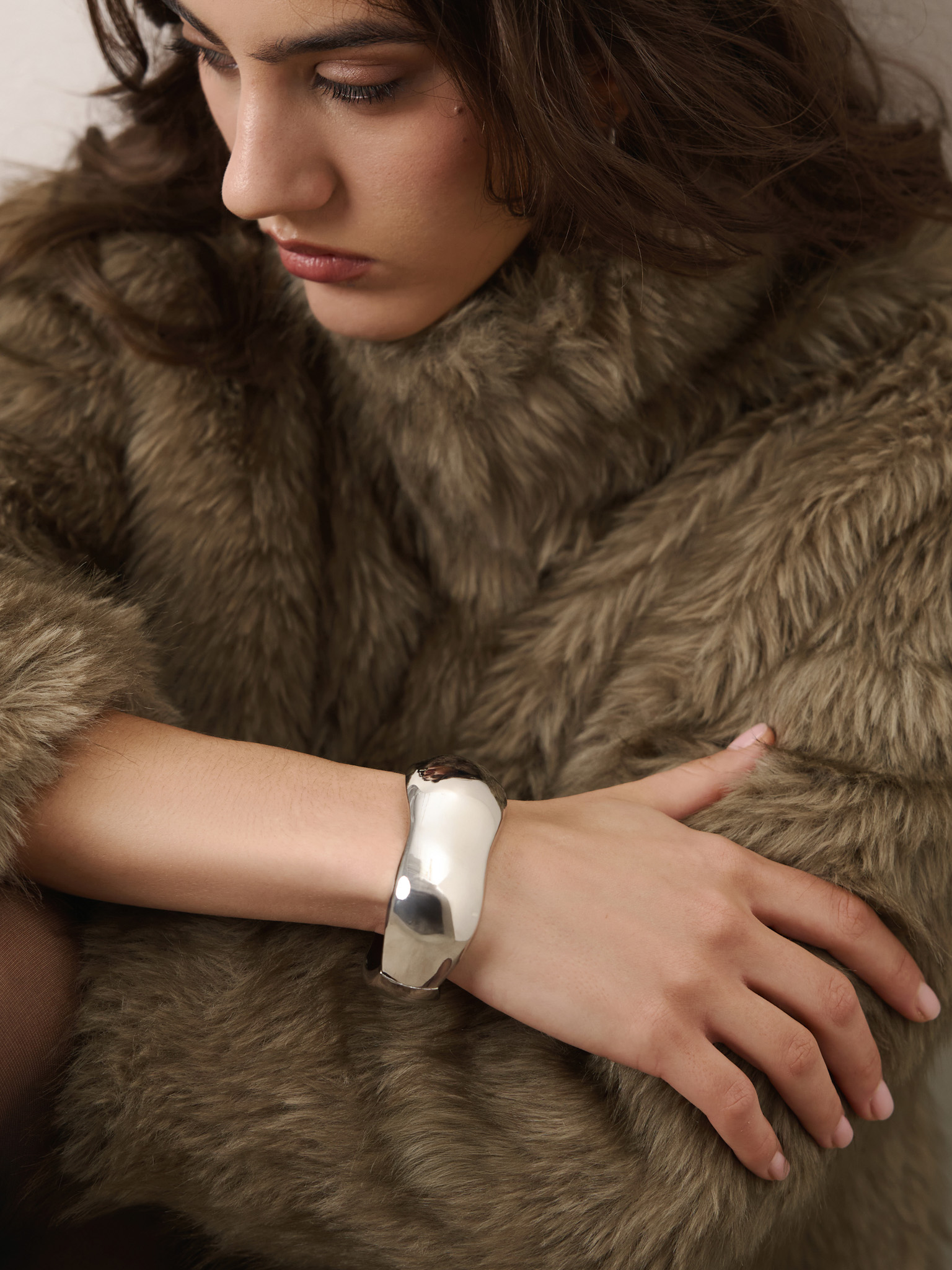 Curved round bracelet