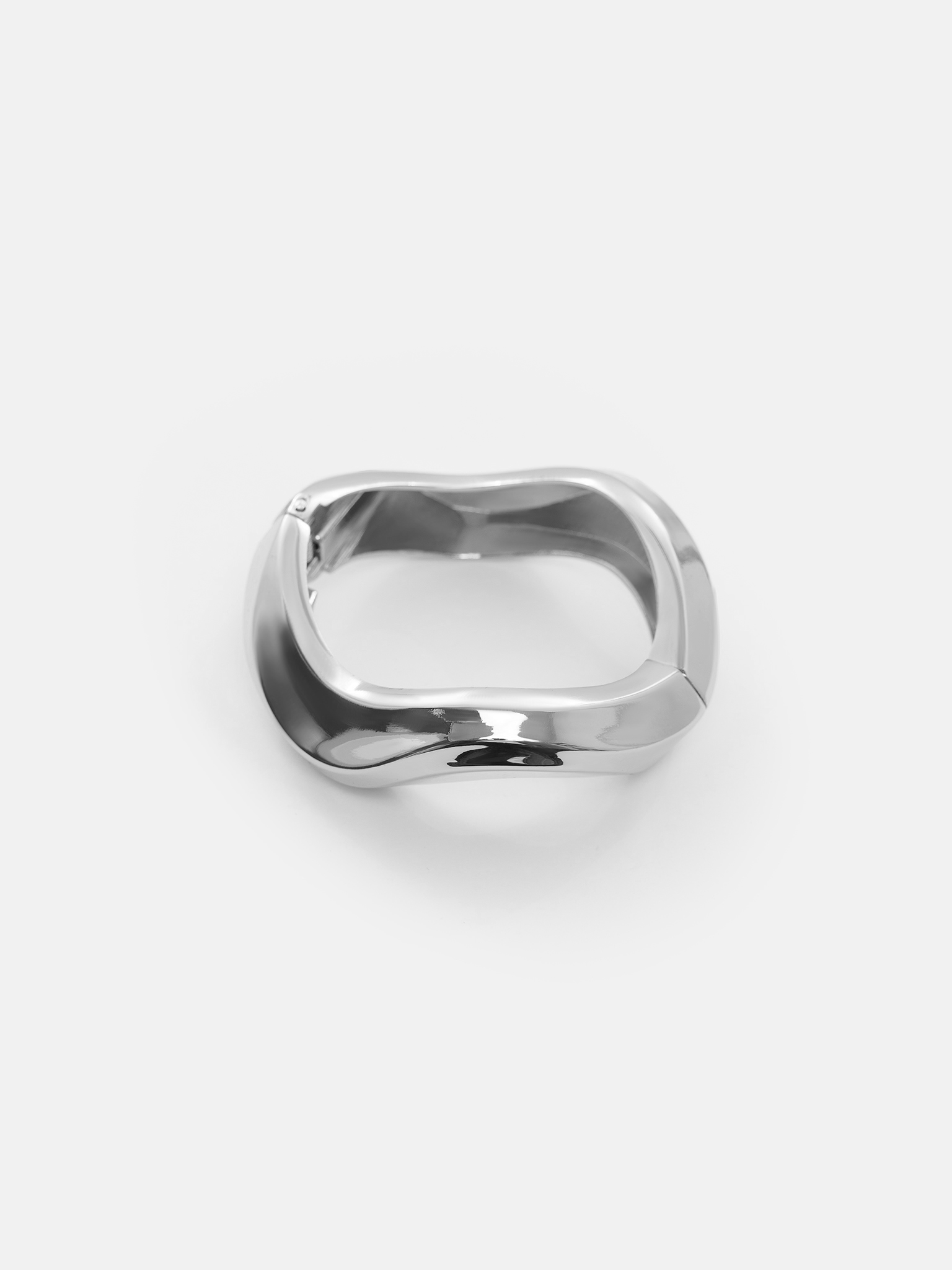 Curved round bracelet