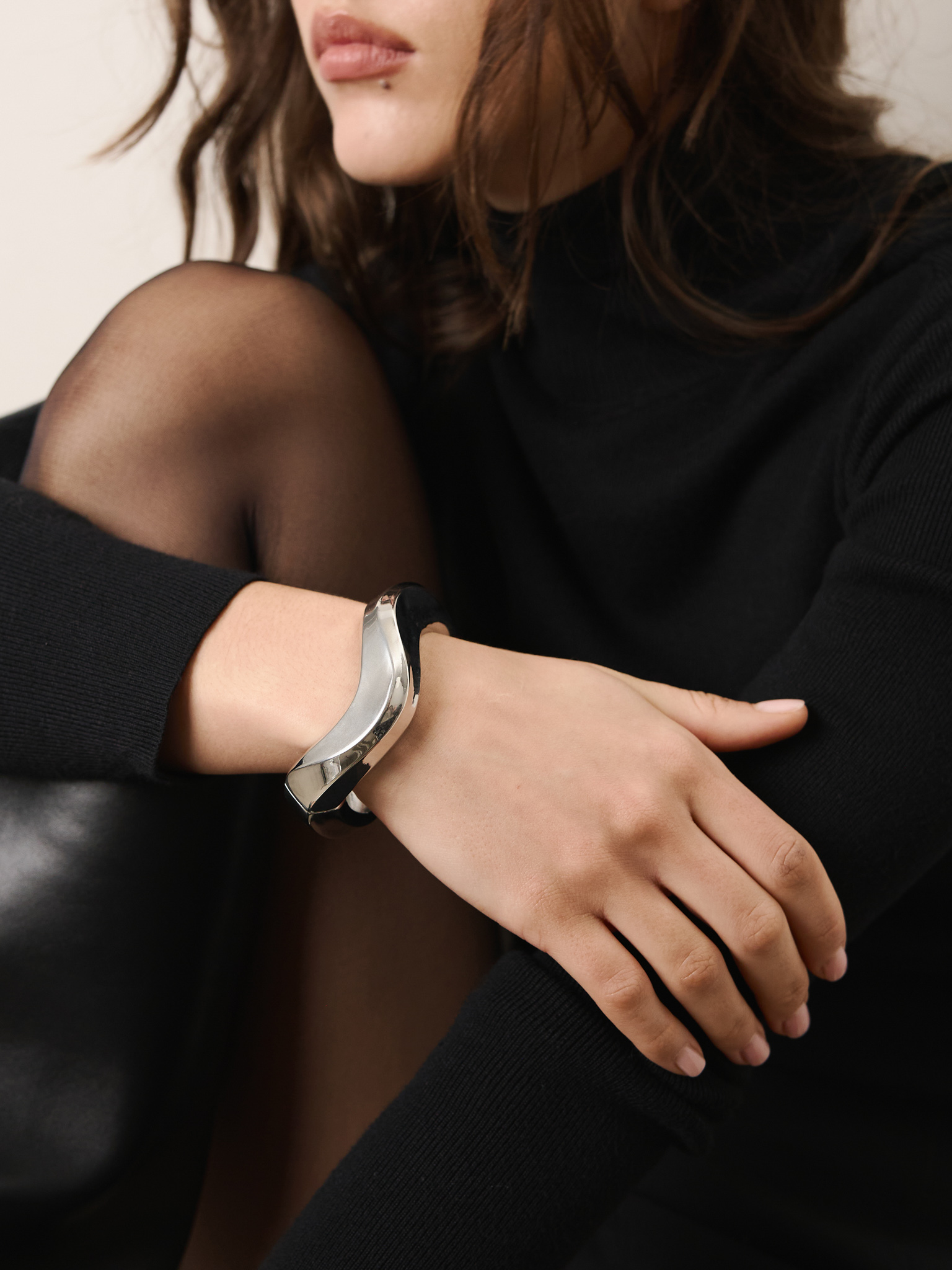 Curved round bracelet