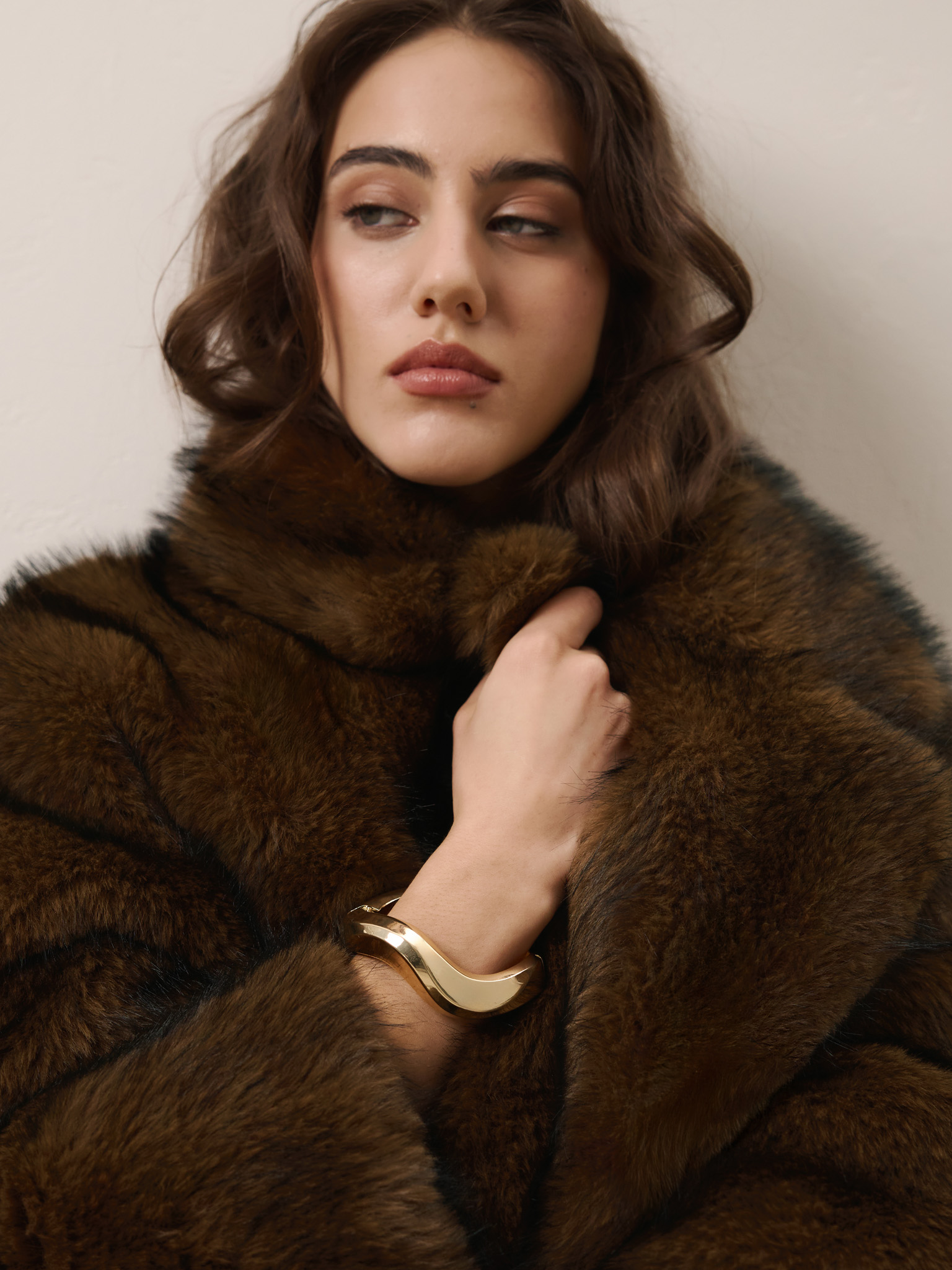 Curved round bracelet