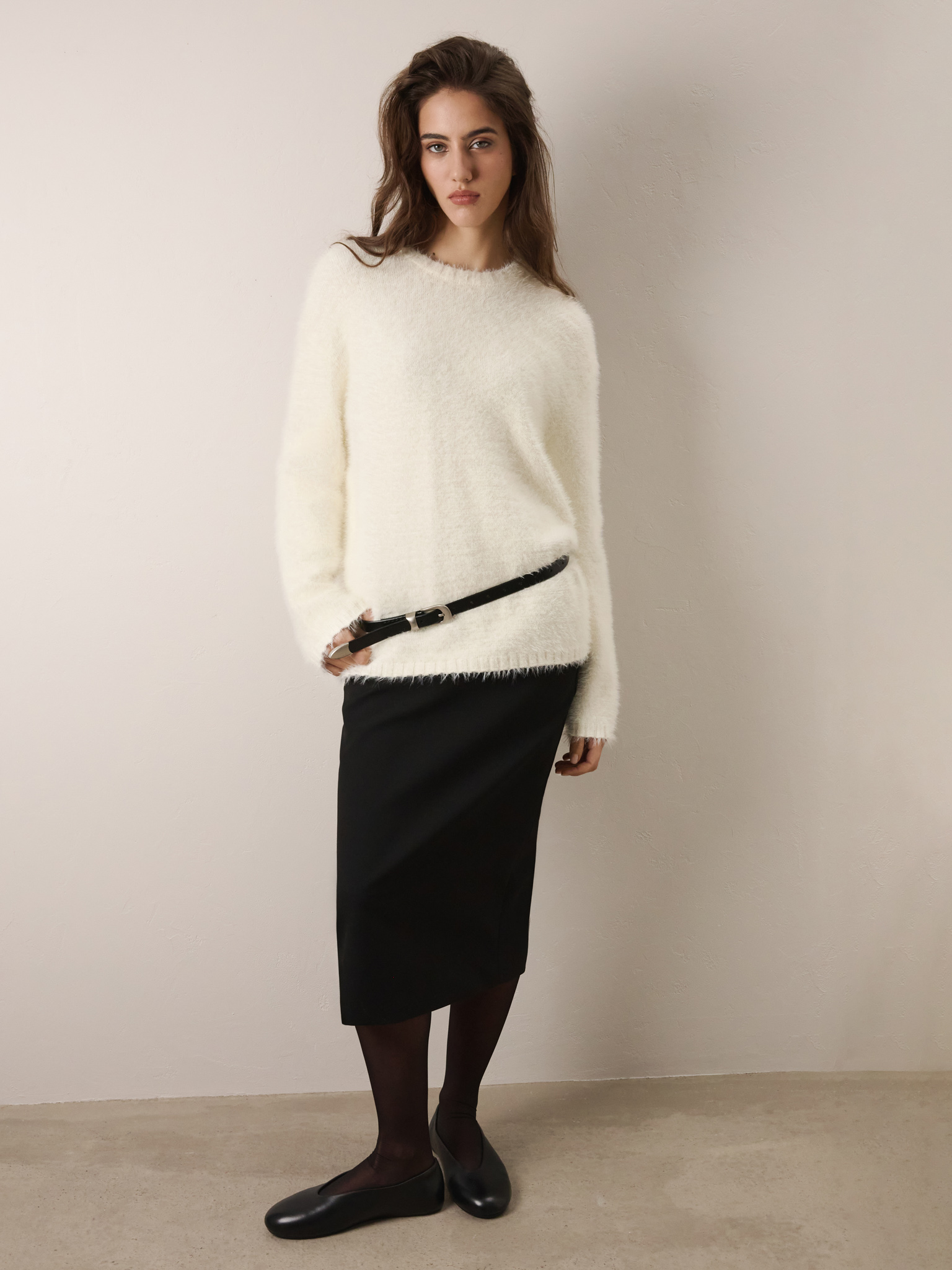 Schmaler Ledergürtel mit Metallspitze