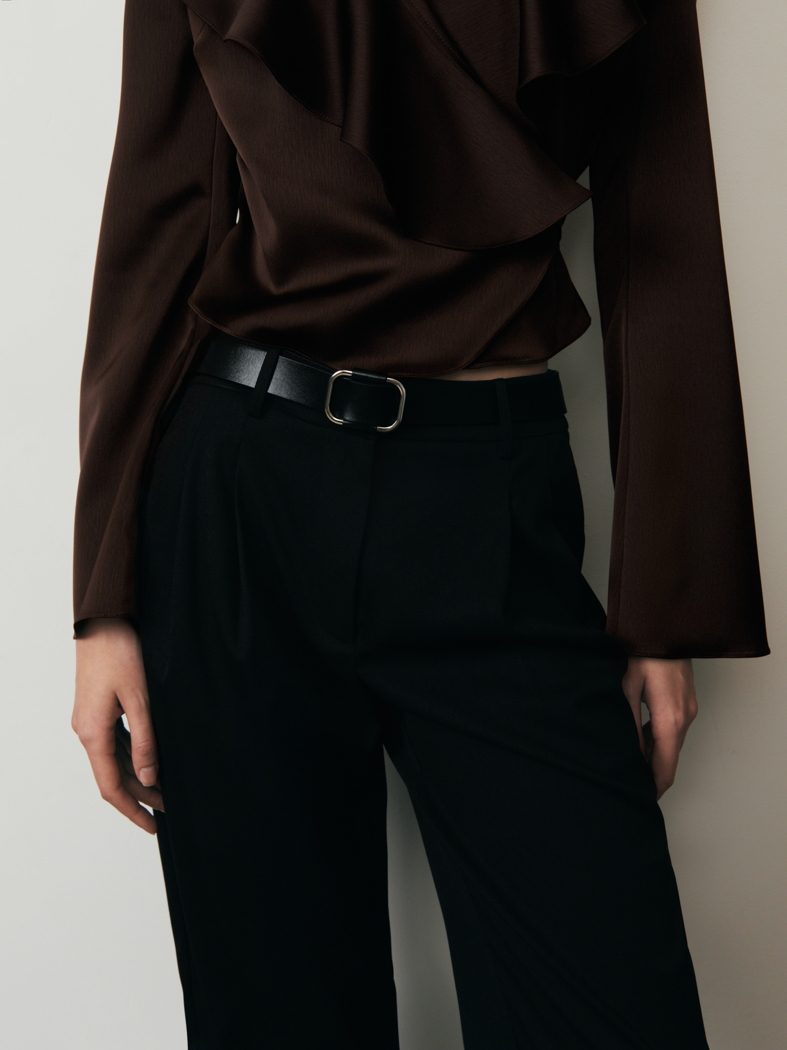 Кожаный ремень с декоративной пряжкой