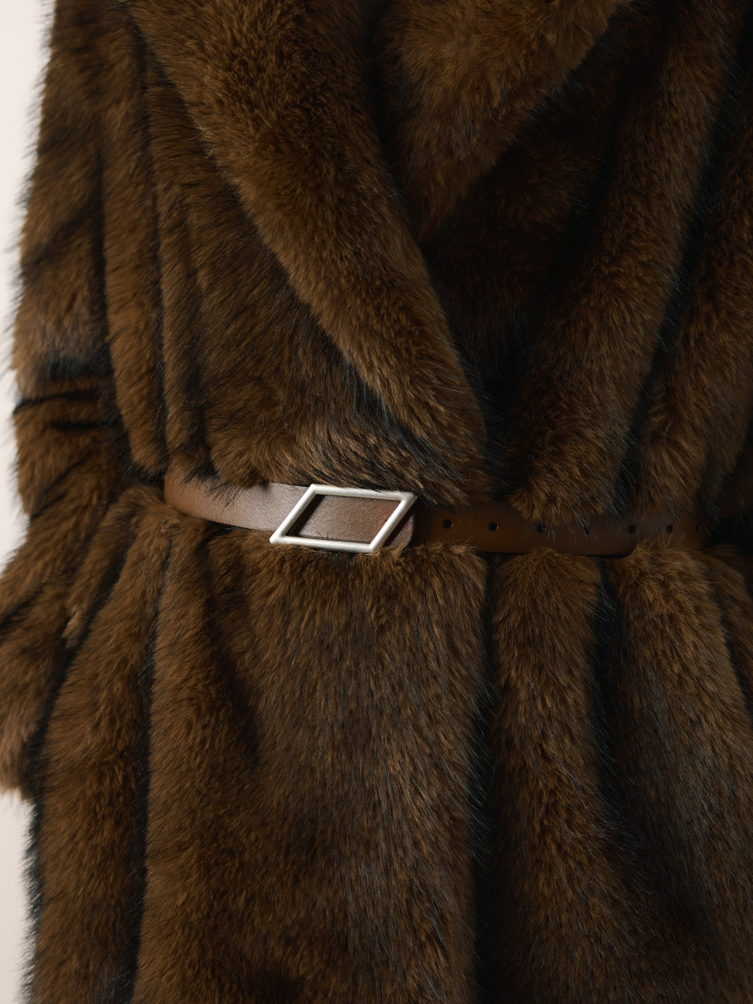 Ledergürtel mit diamantförmiger Schnalle