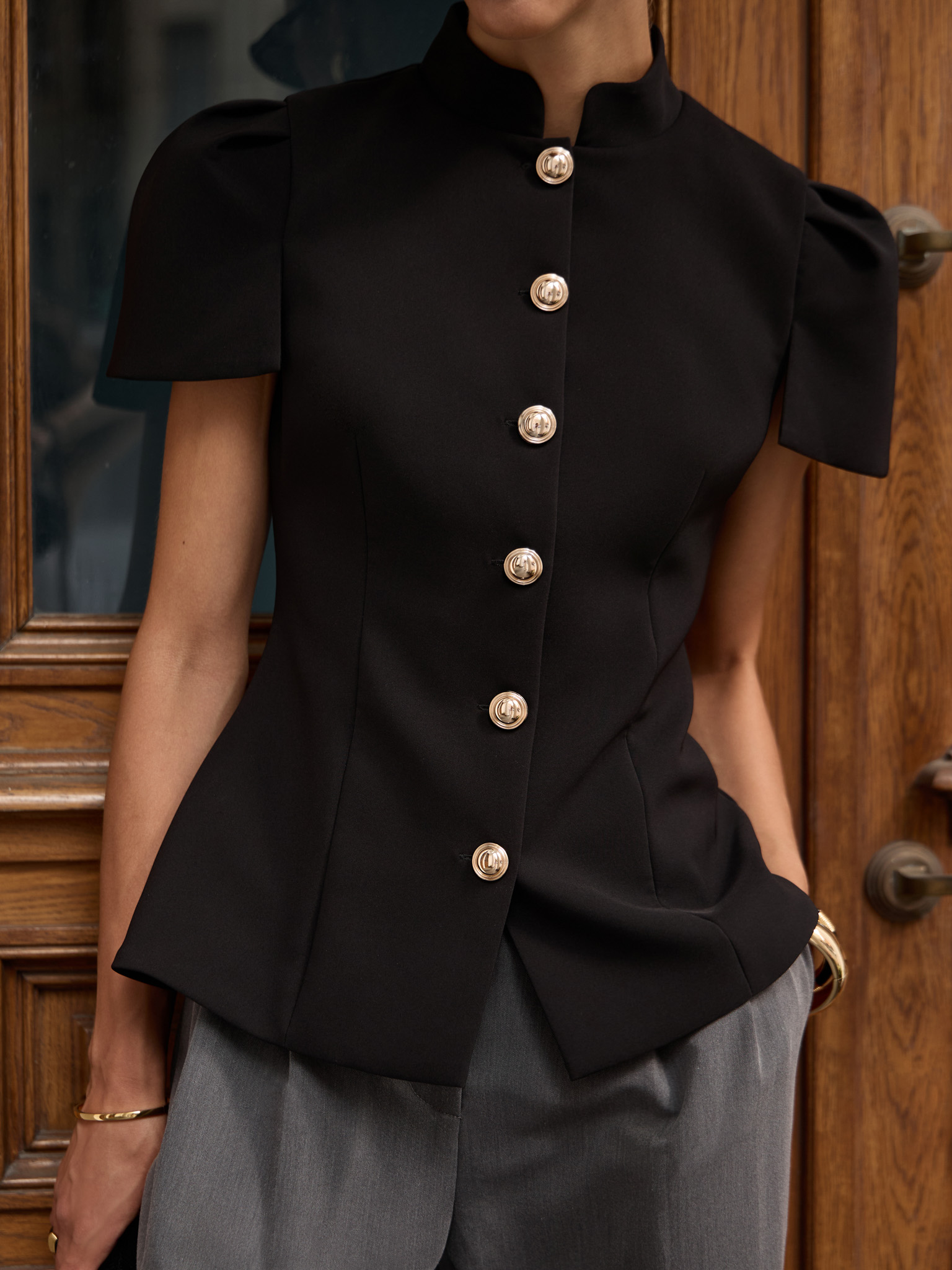 Приталенная блуза с воротником-стойкой