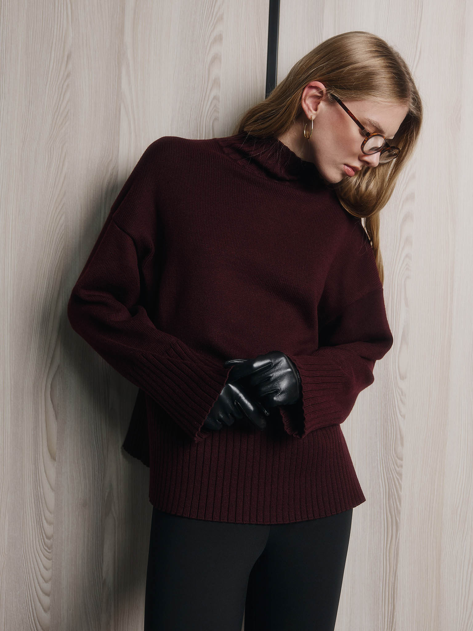 Свободный свитер гладкой вязки с деталями в рубчик