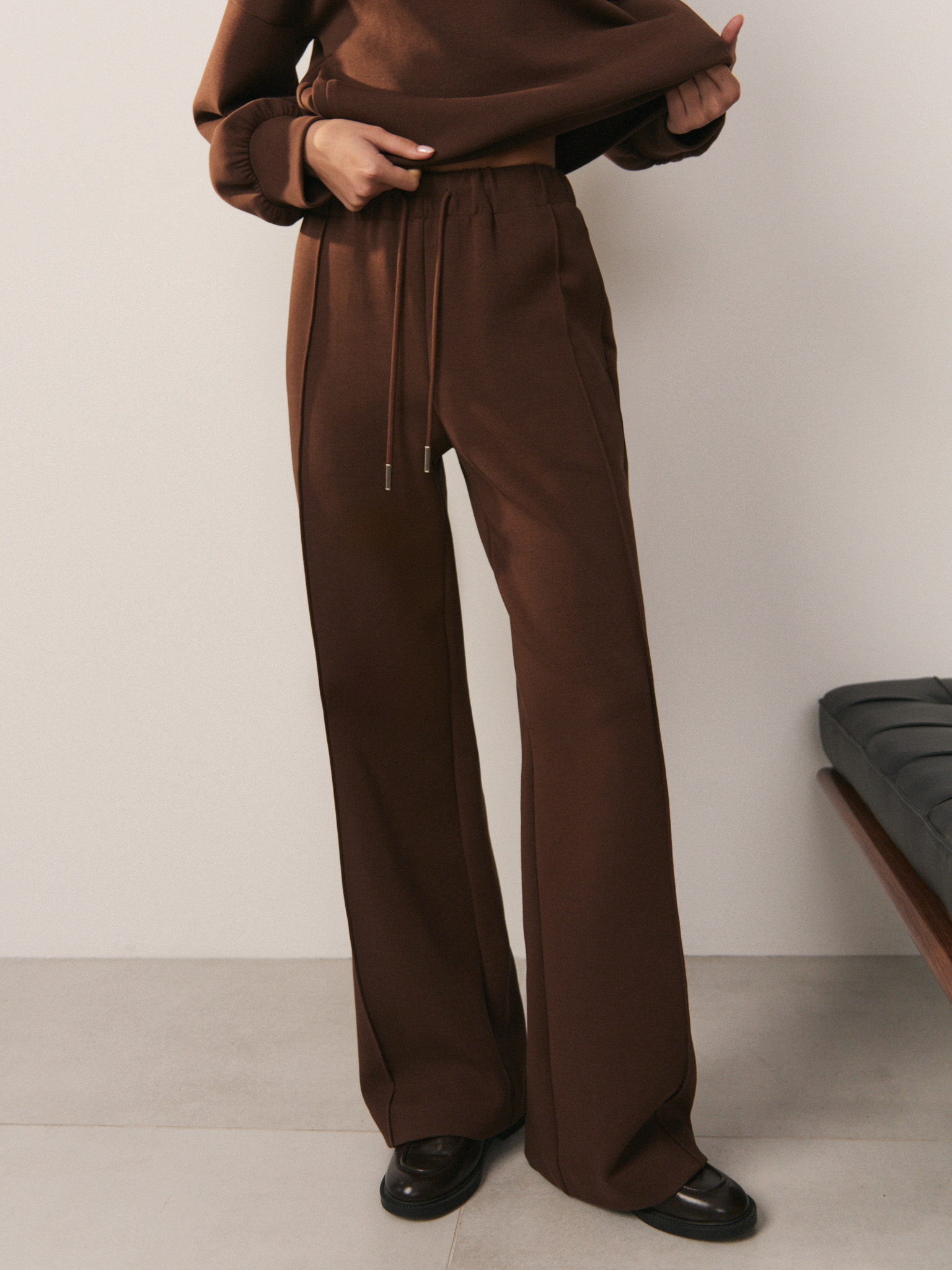 Loose french terry trousers with stitching on the pant legs