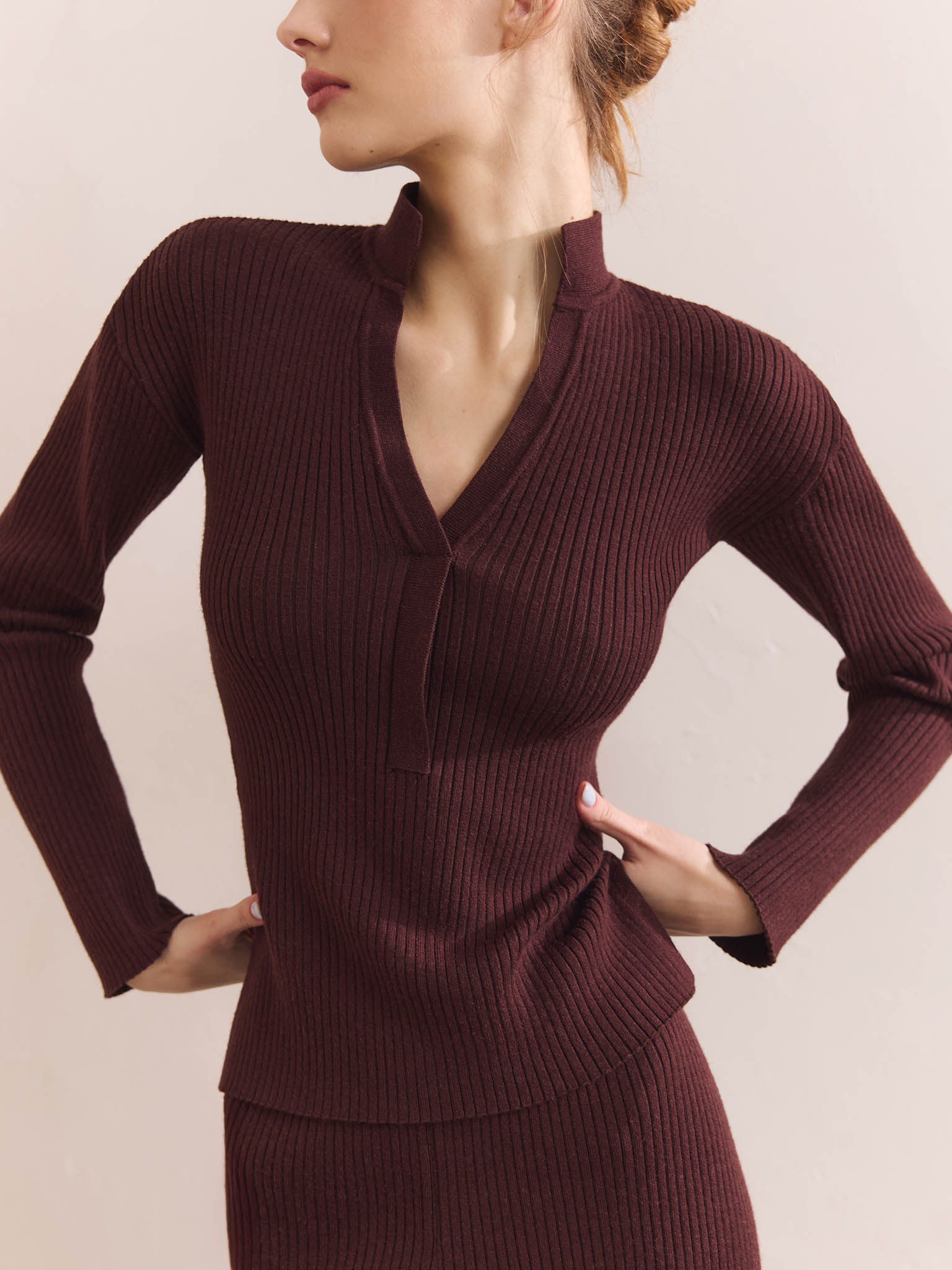 Трикотажный джемпер в рубчик с воротником-стойкой