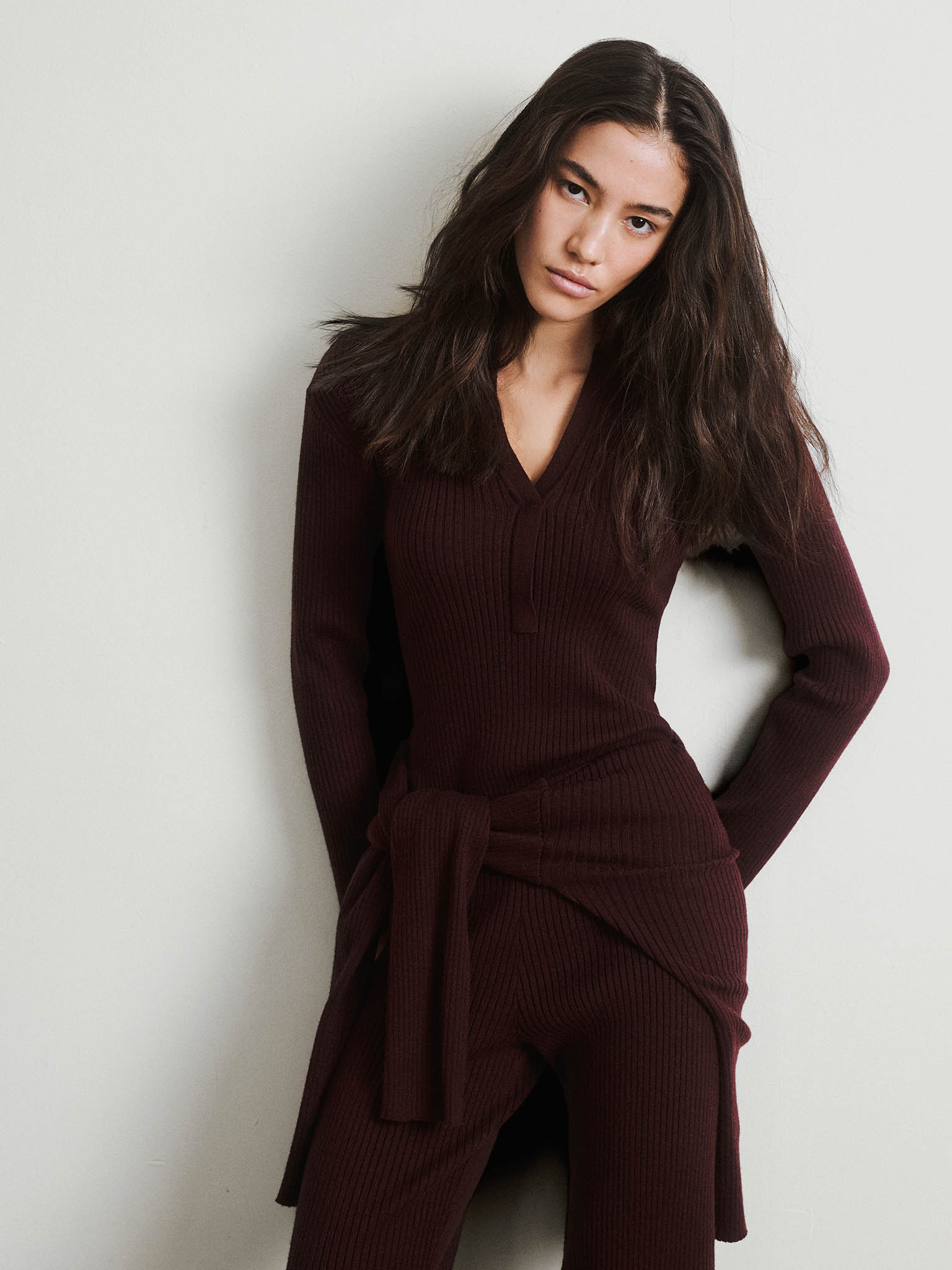 Трикотажный джемпер в рубчик с воротником-стойкой