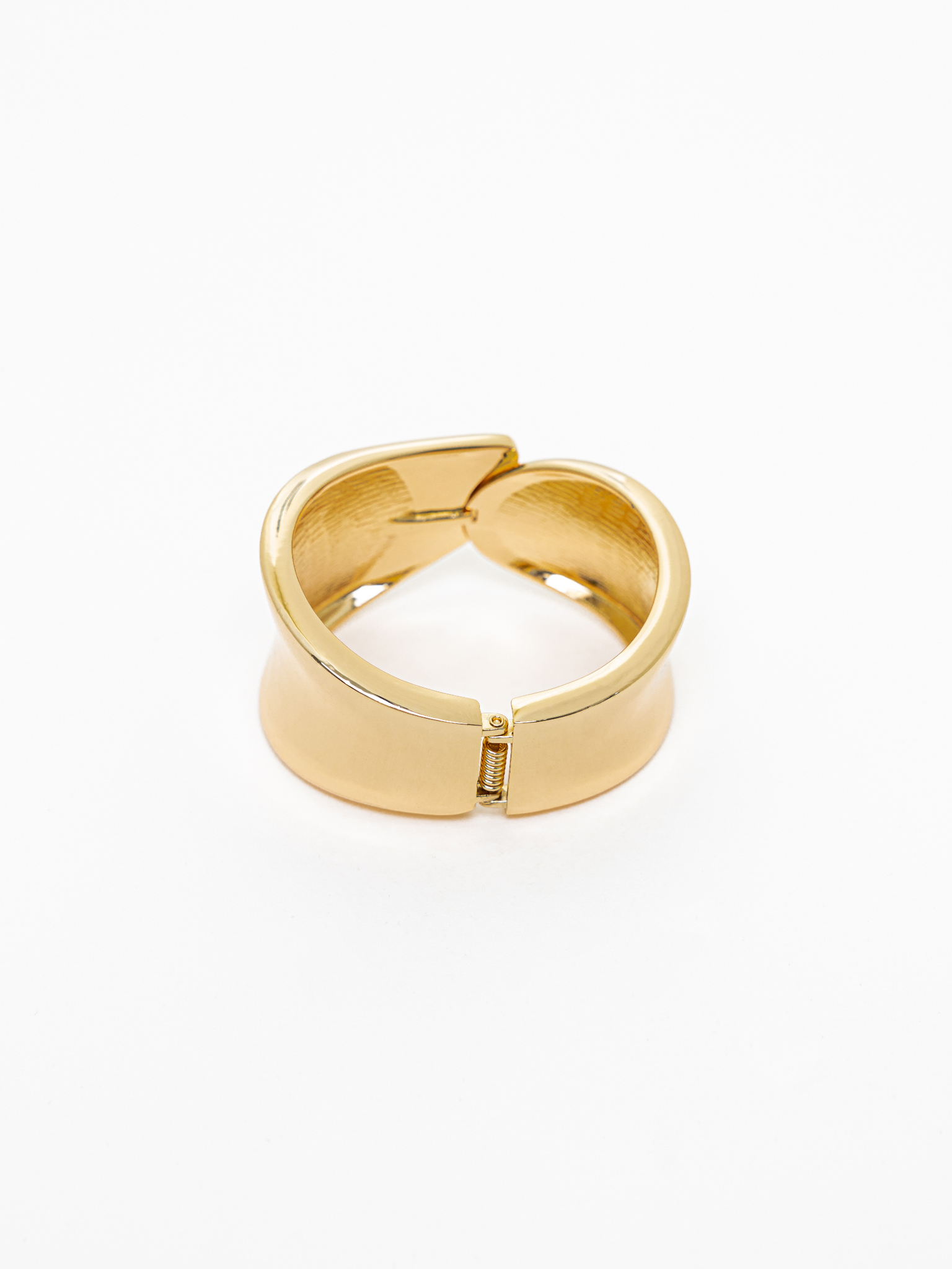 Изогнутый браслет из гладкого металла