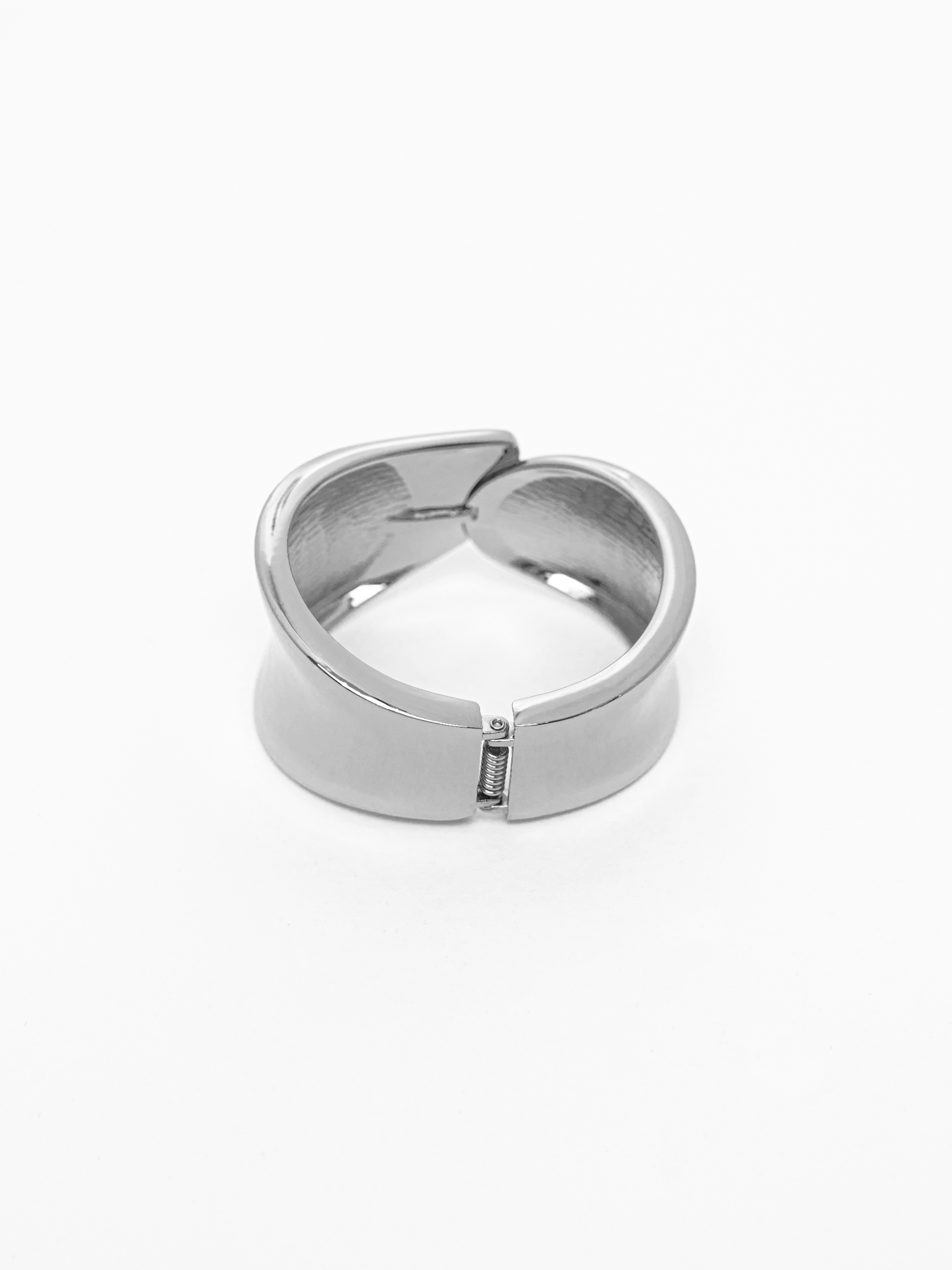 Изогнутый браслет из гладкого металла