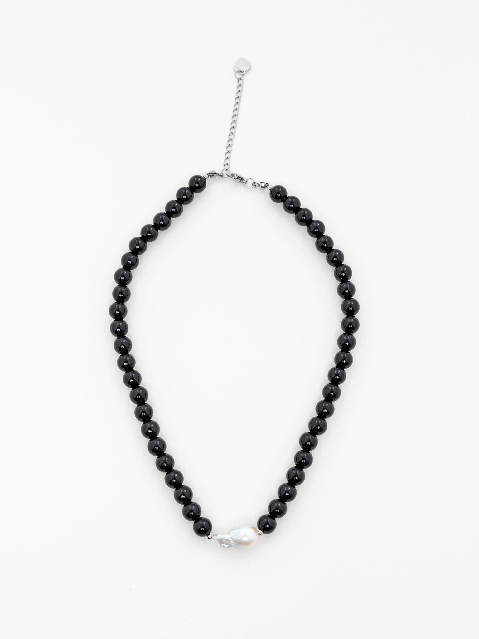 Колье из ярких бусин с жемчужиной по центру