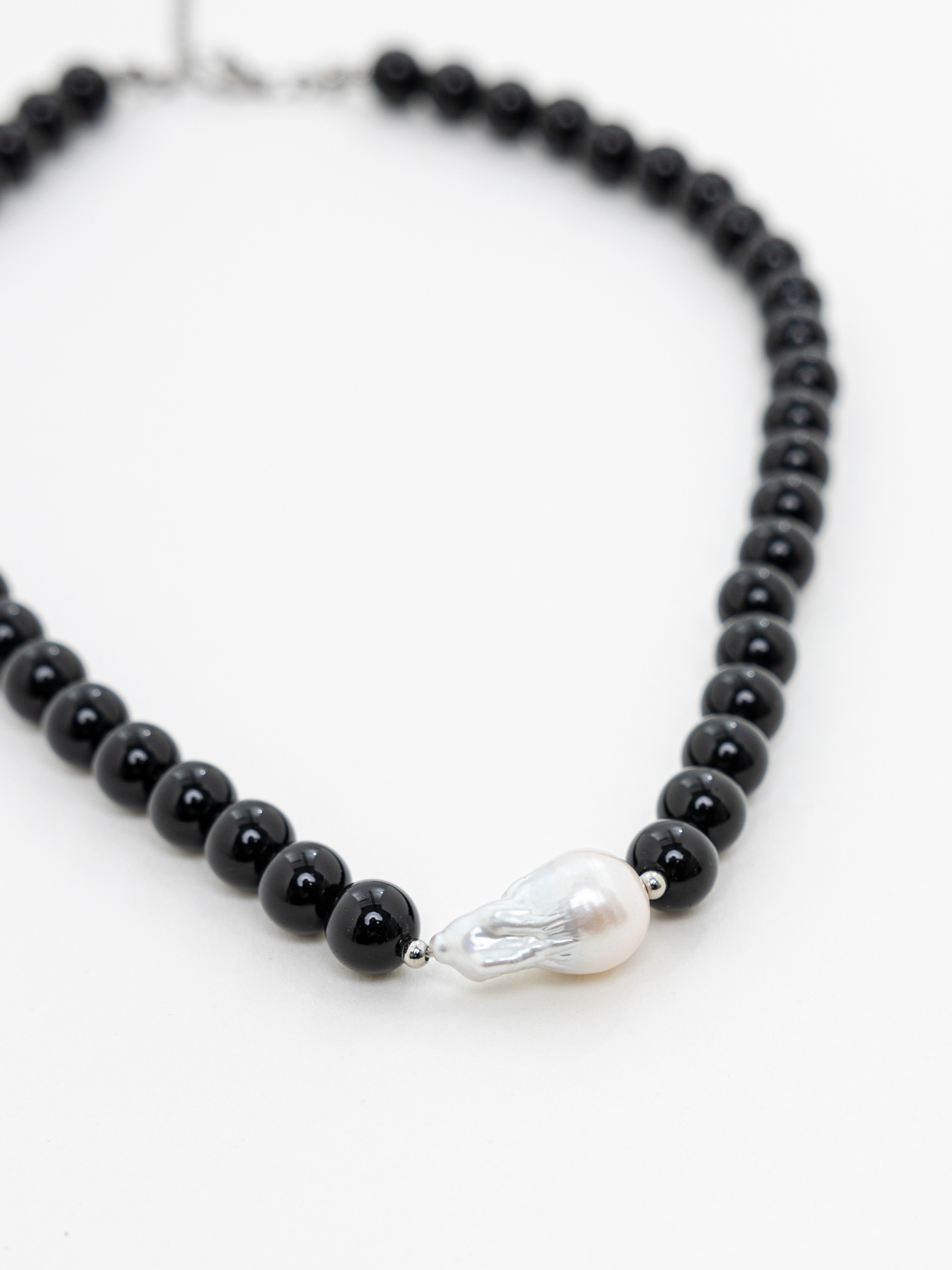 Колье из ярких бусин с жемчужиной по центру