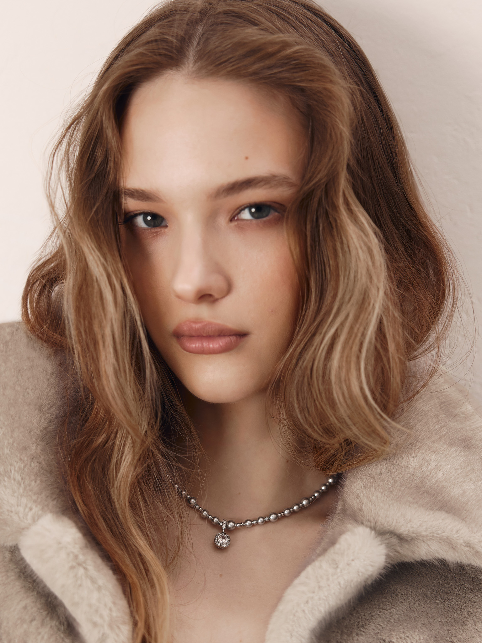 Колье из серебристых бусин с подвеской в стразах