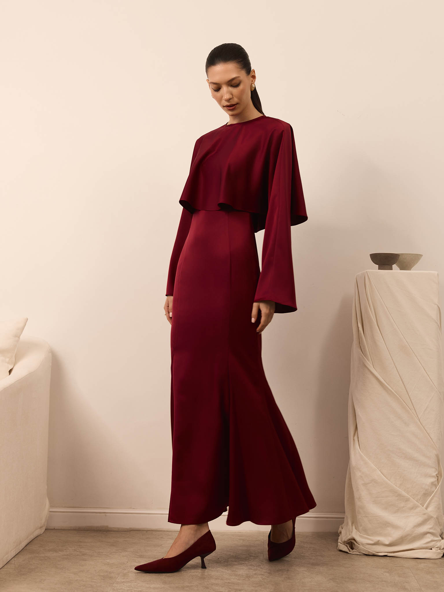 Maxi dress with voluminous cape and long sleeves