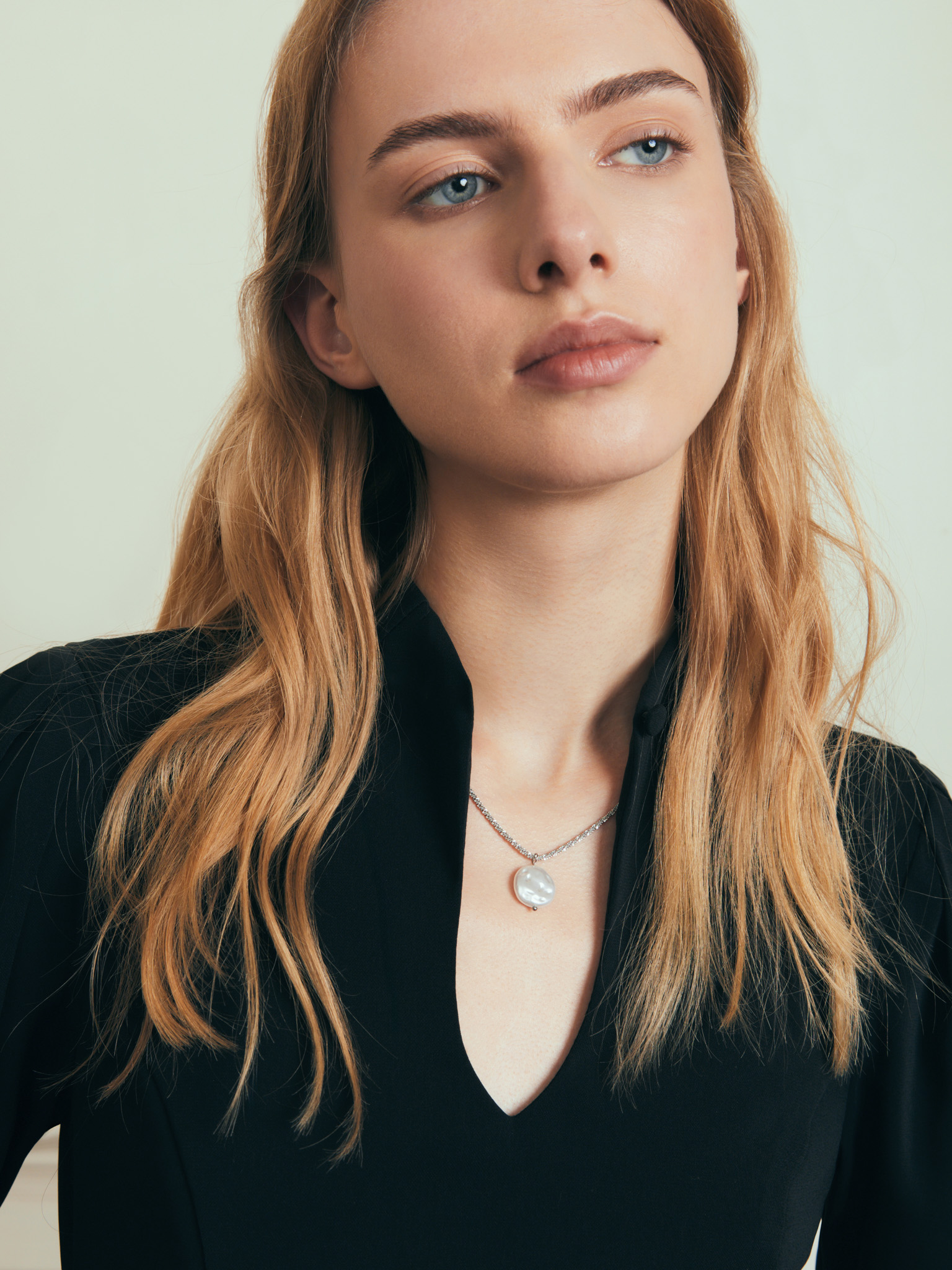 Slim chain with pearlescent pendant