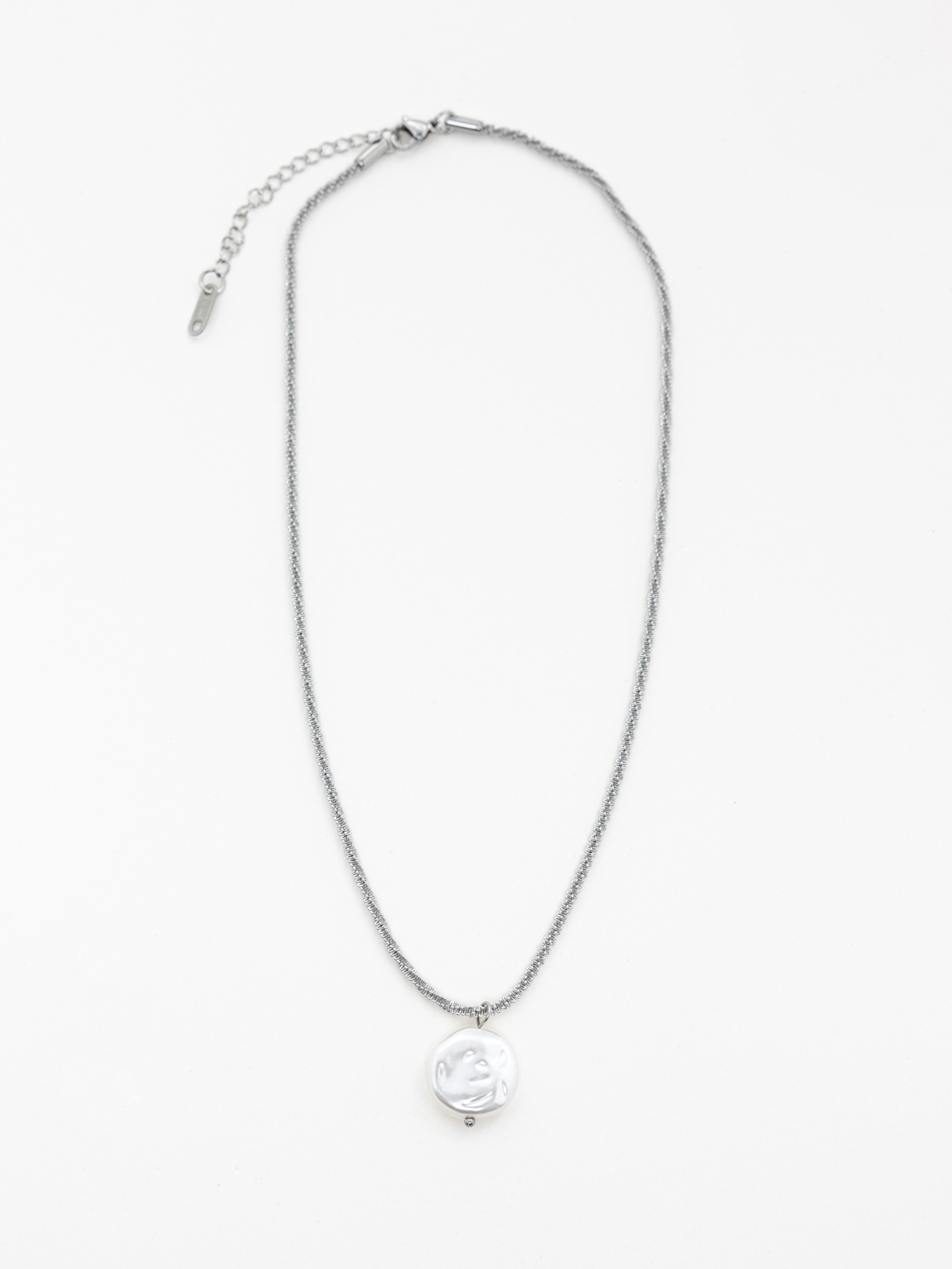 Slim chain with pearlescent pendant