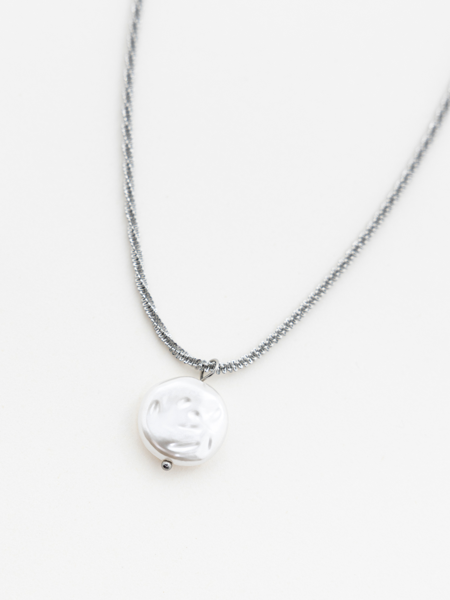 Slim chain with pearlescent pendant