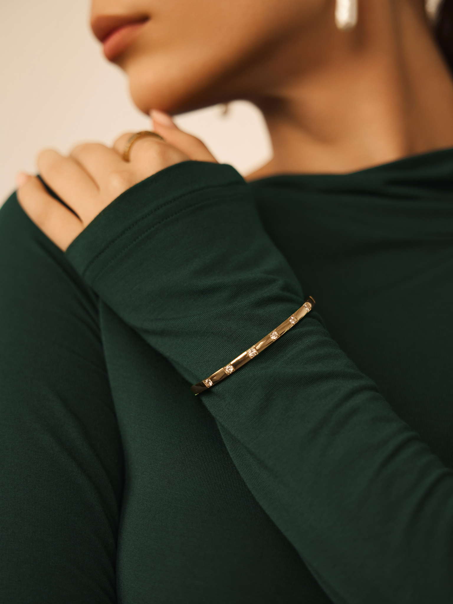 Thin bracelet with round crystals