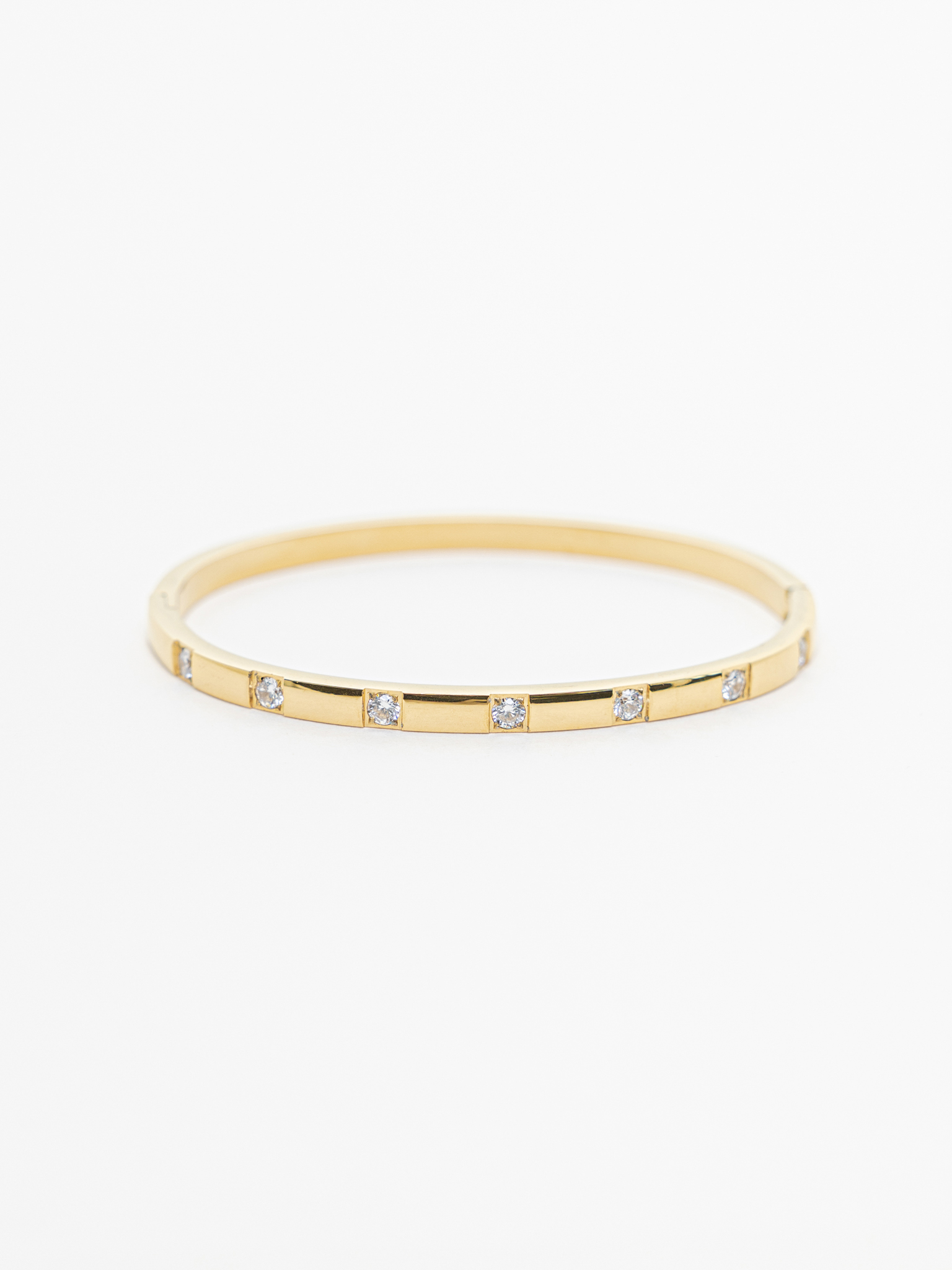 Thin bracelet with round crystals