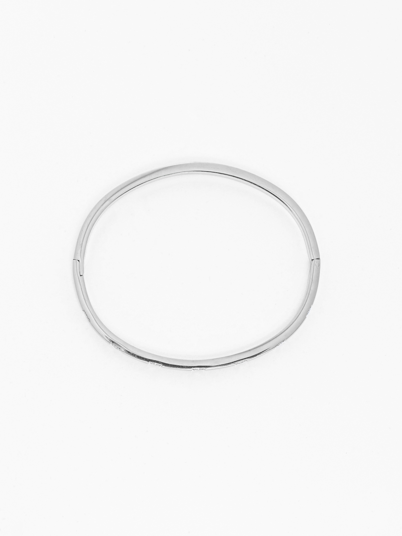 Тонкий браслет с круглыми кристаллами