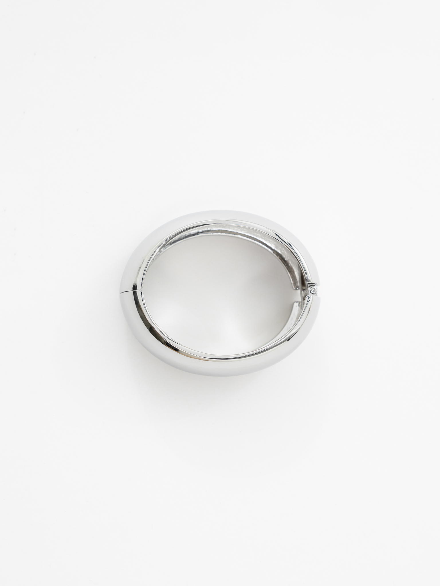 Szeroka okrągła bransoletka z gładkiego metalu