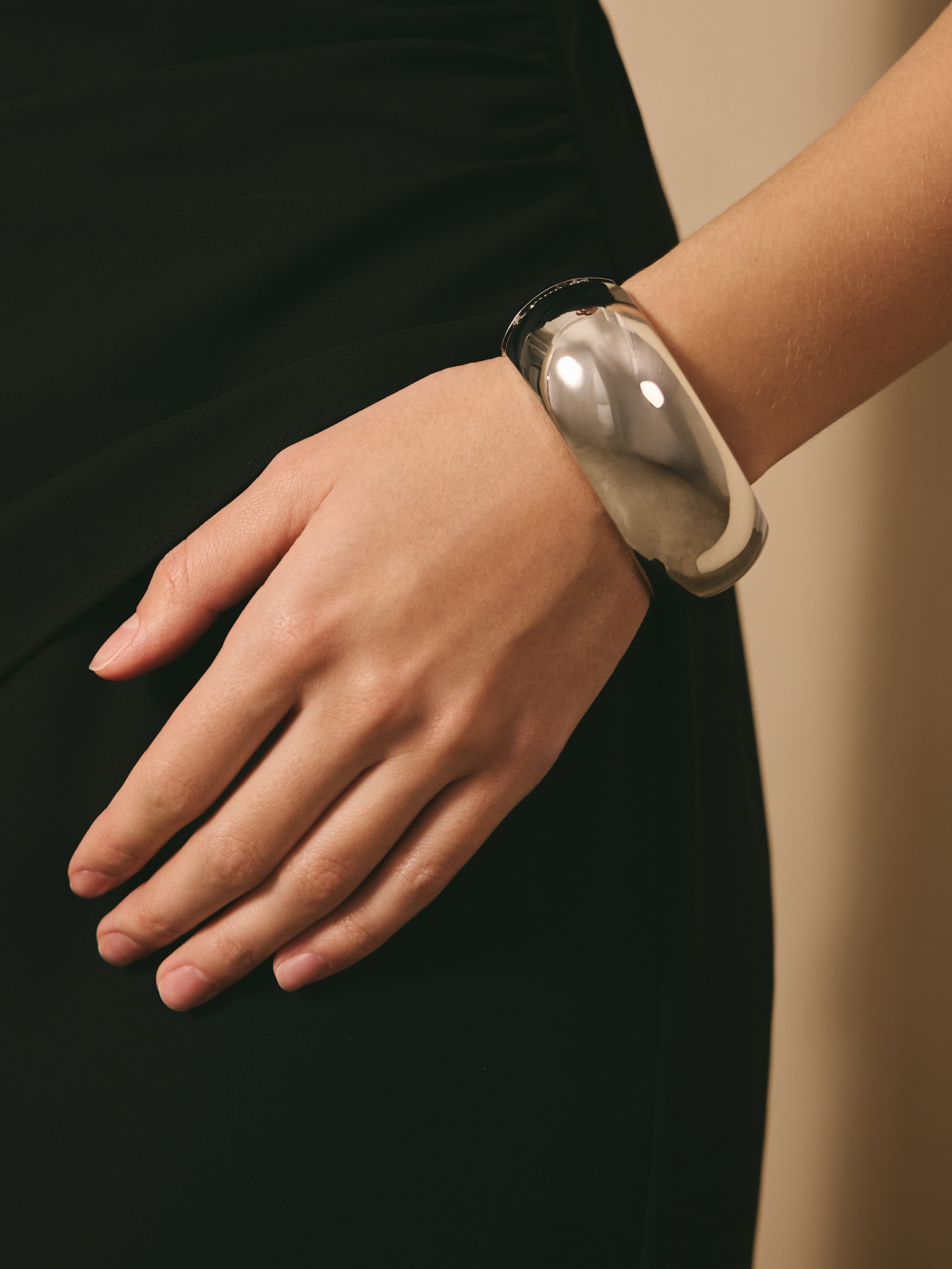 Szeroka okrągła bransoletka z gładkiego metalu