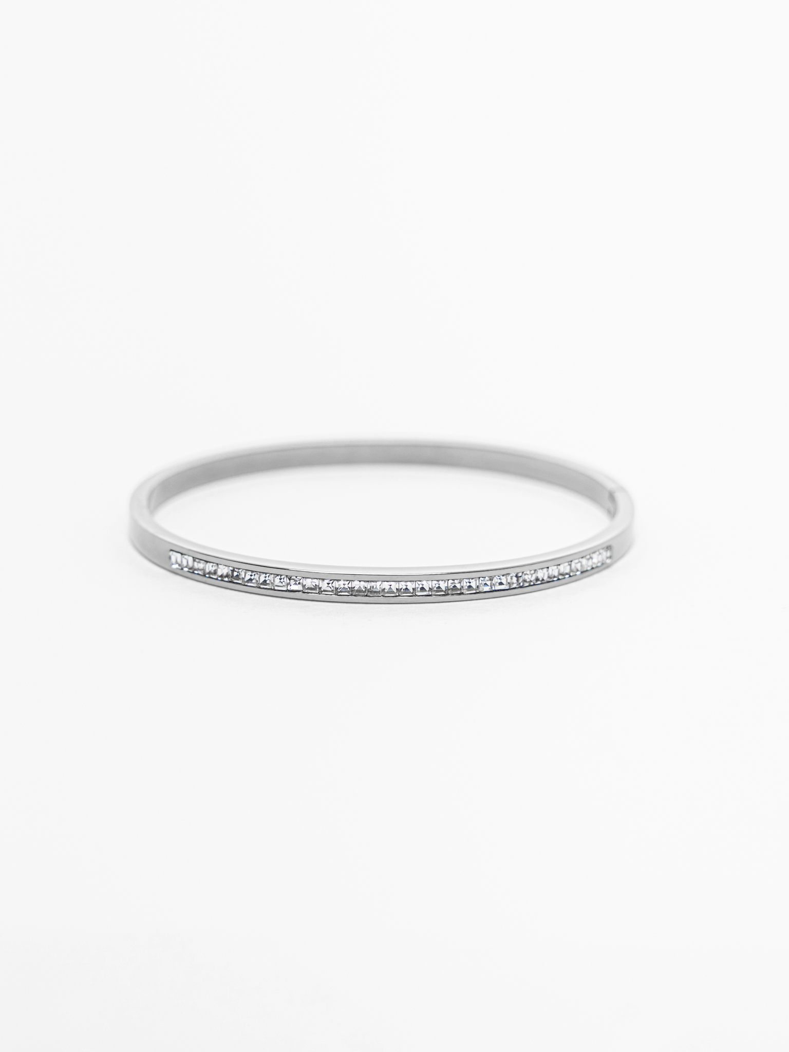 Браслет из гладкого металла со стразами