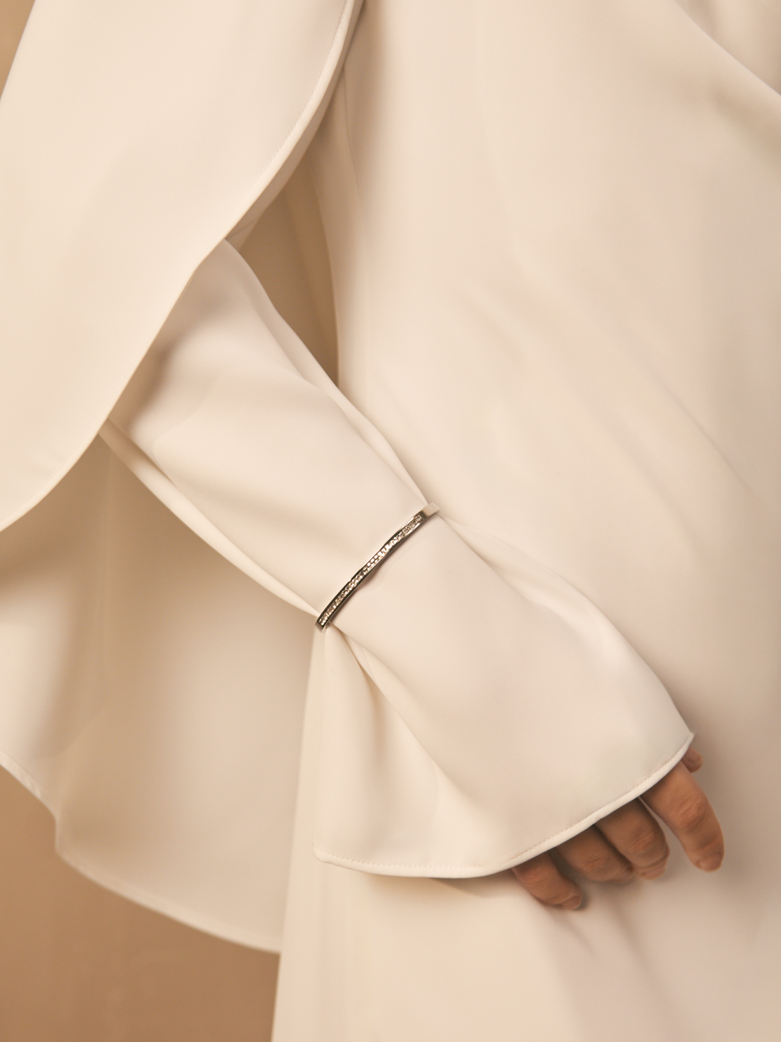 Браслет из гладкого металла со стразами