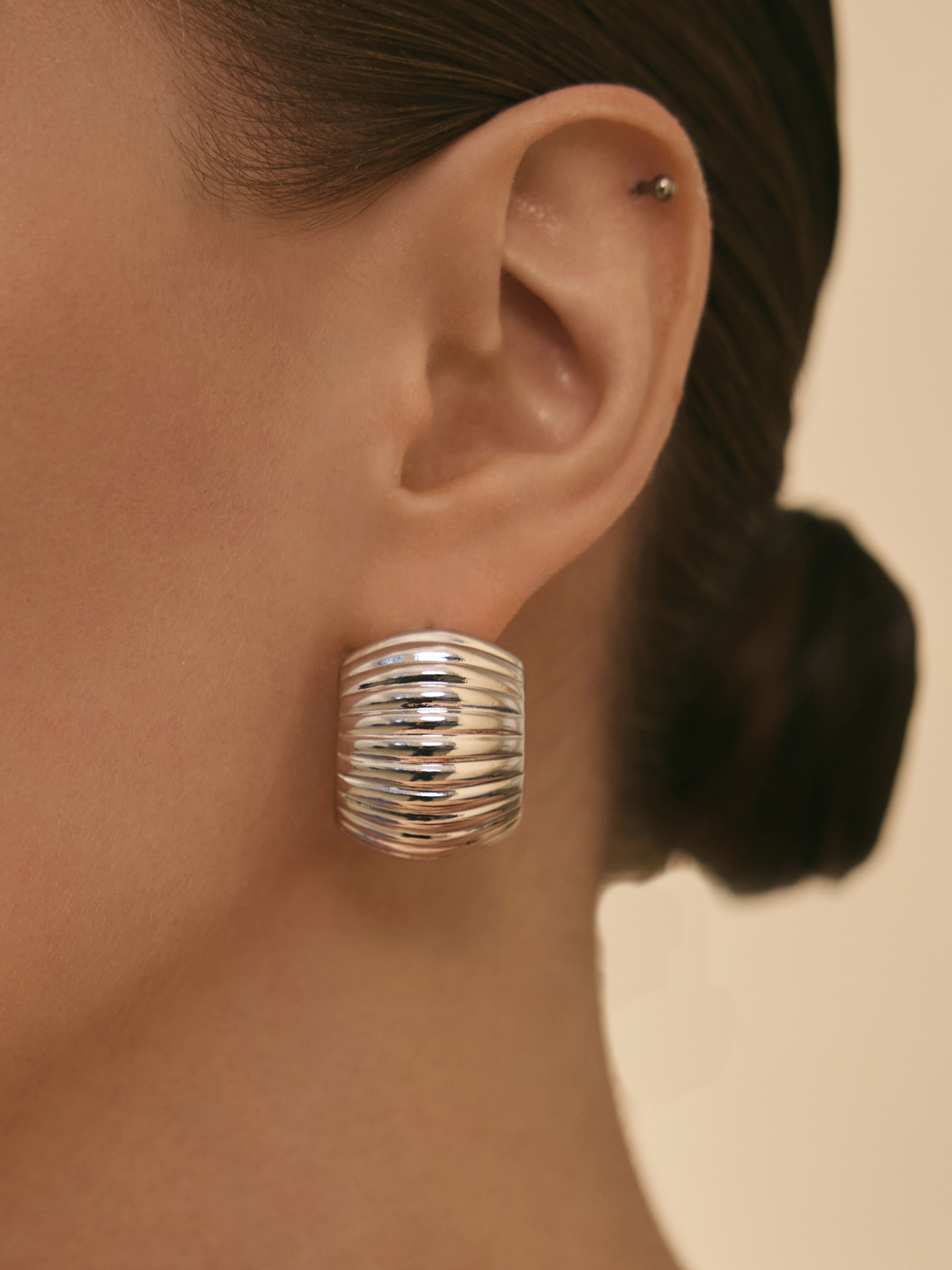 أقراط ضخمة ذات نسيج مضلع