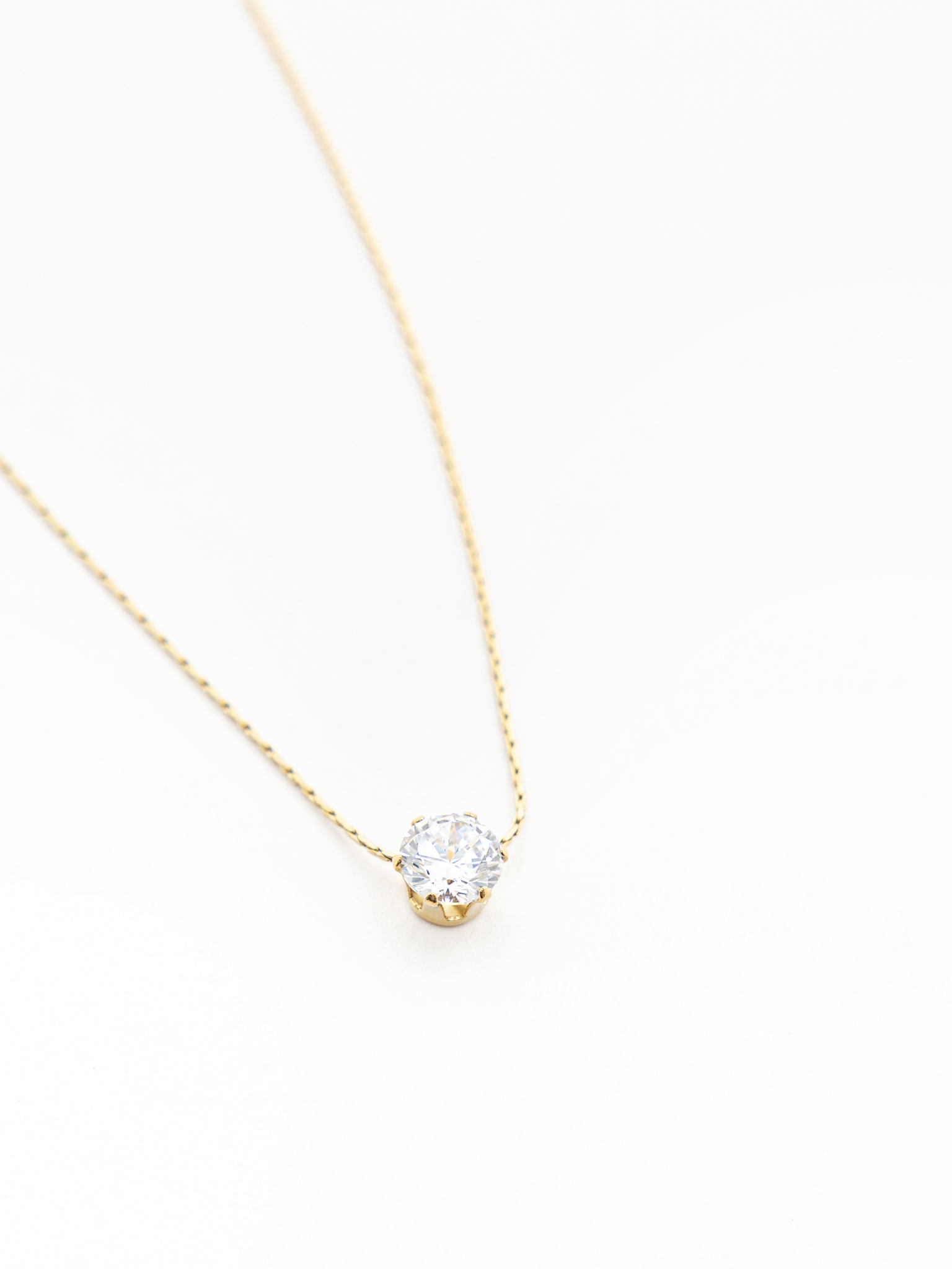 Тонкая цепь с подвеской в виде кристалла