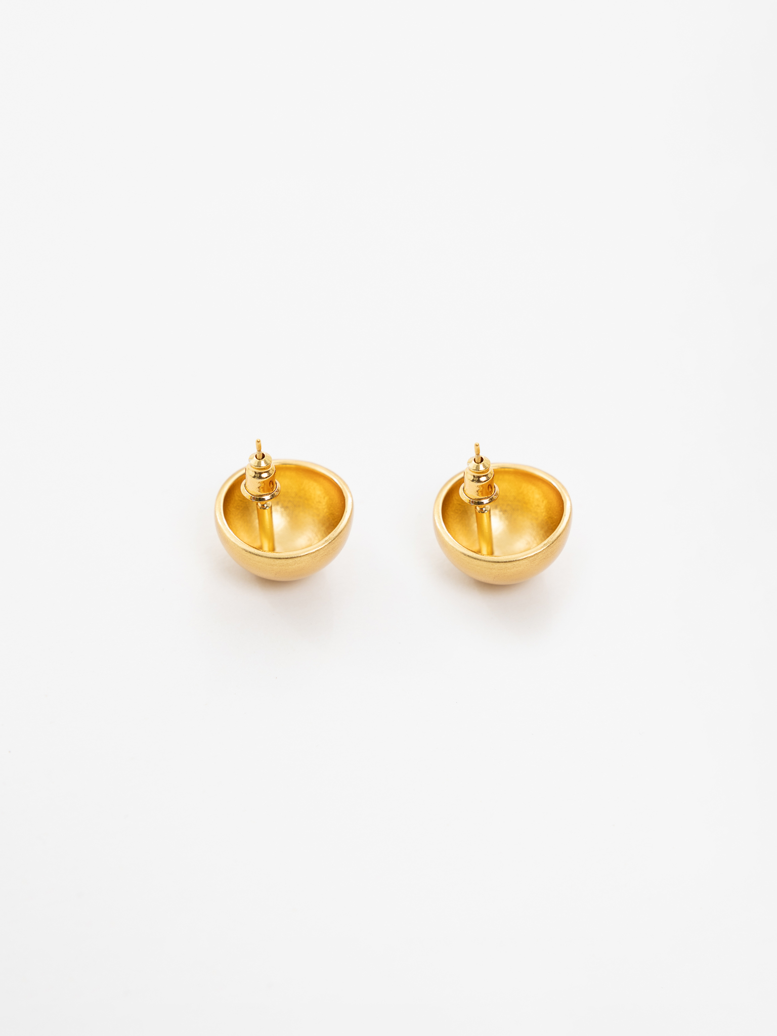 أقراط دائرية ضخمة