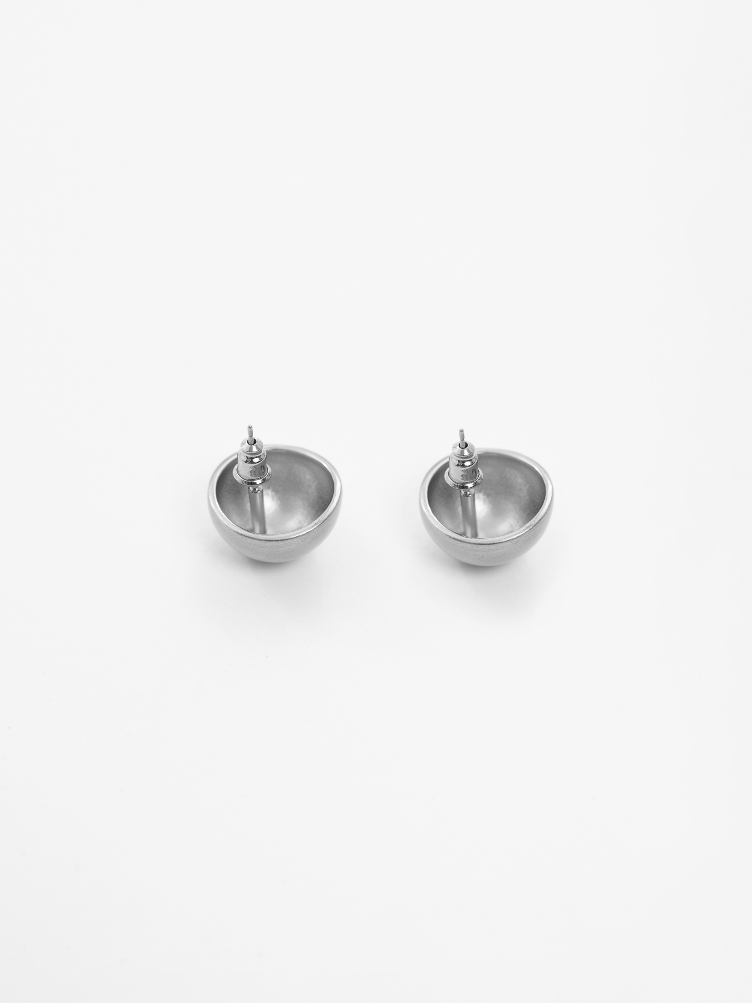 أقراط دائرية ضخمة