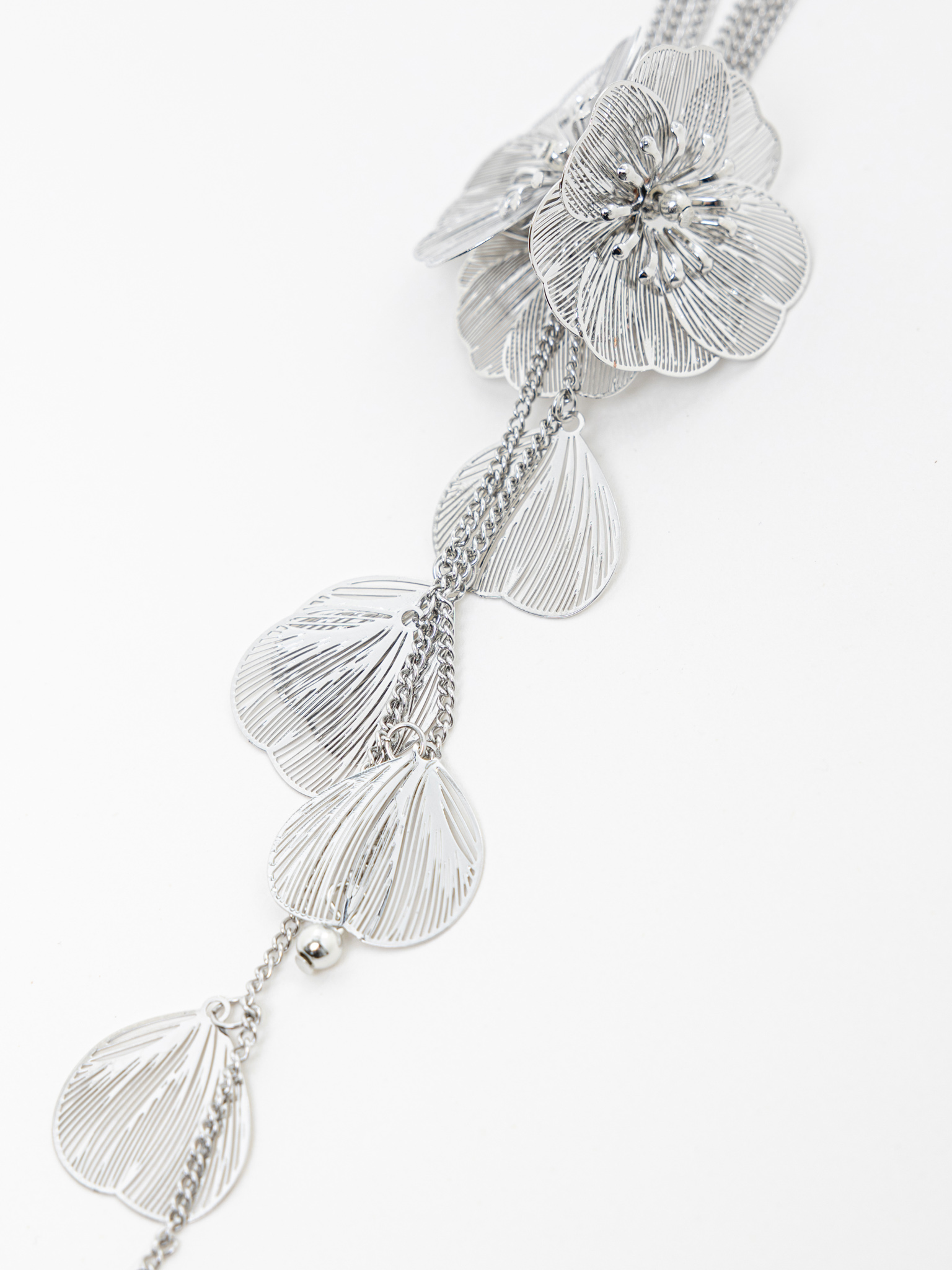 Chain necklace with large flowers