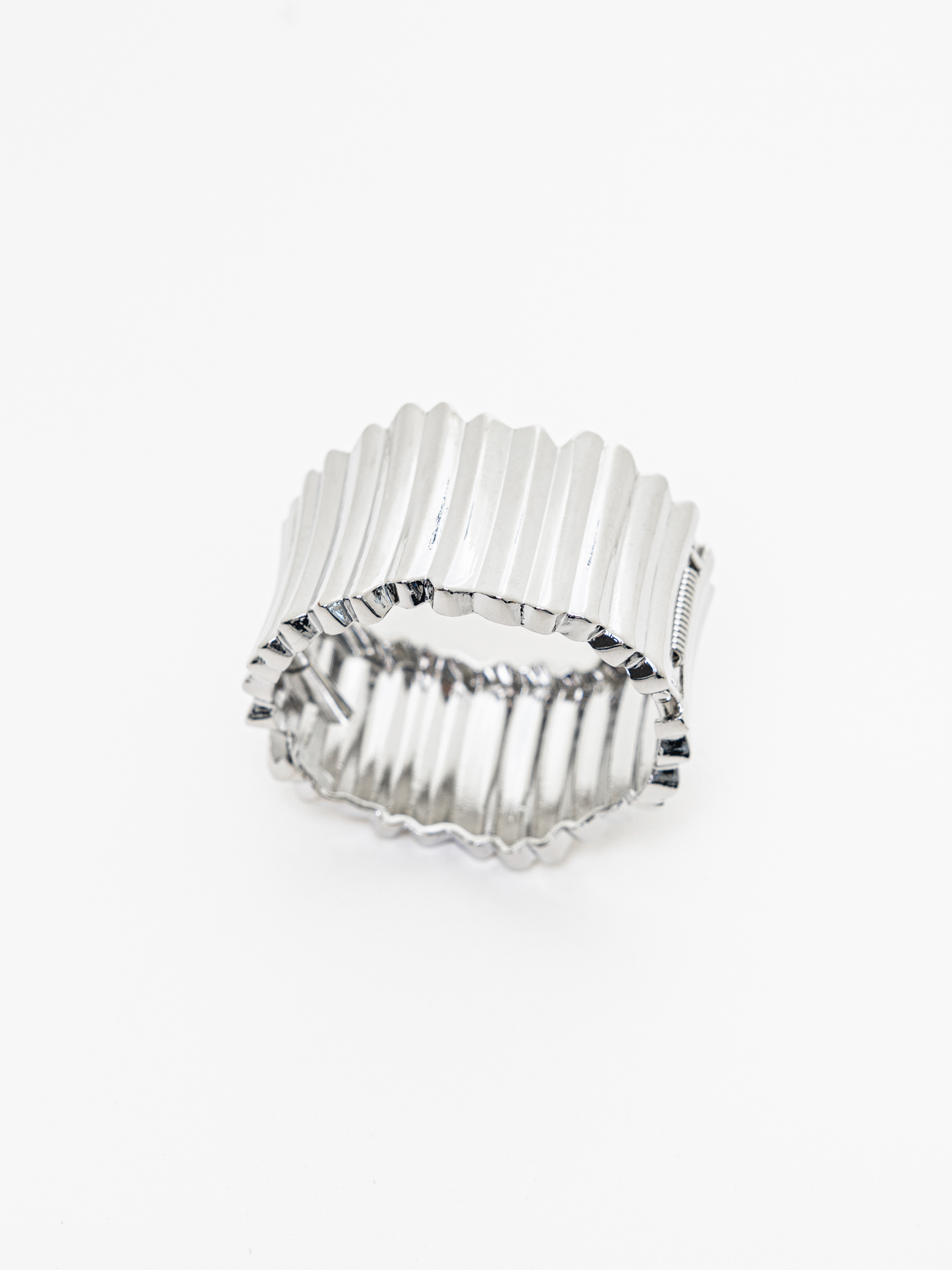 Ribbed smooth metal round bracelet
