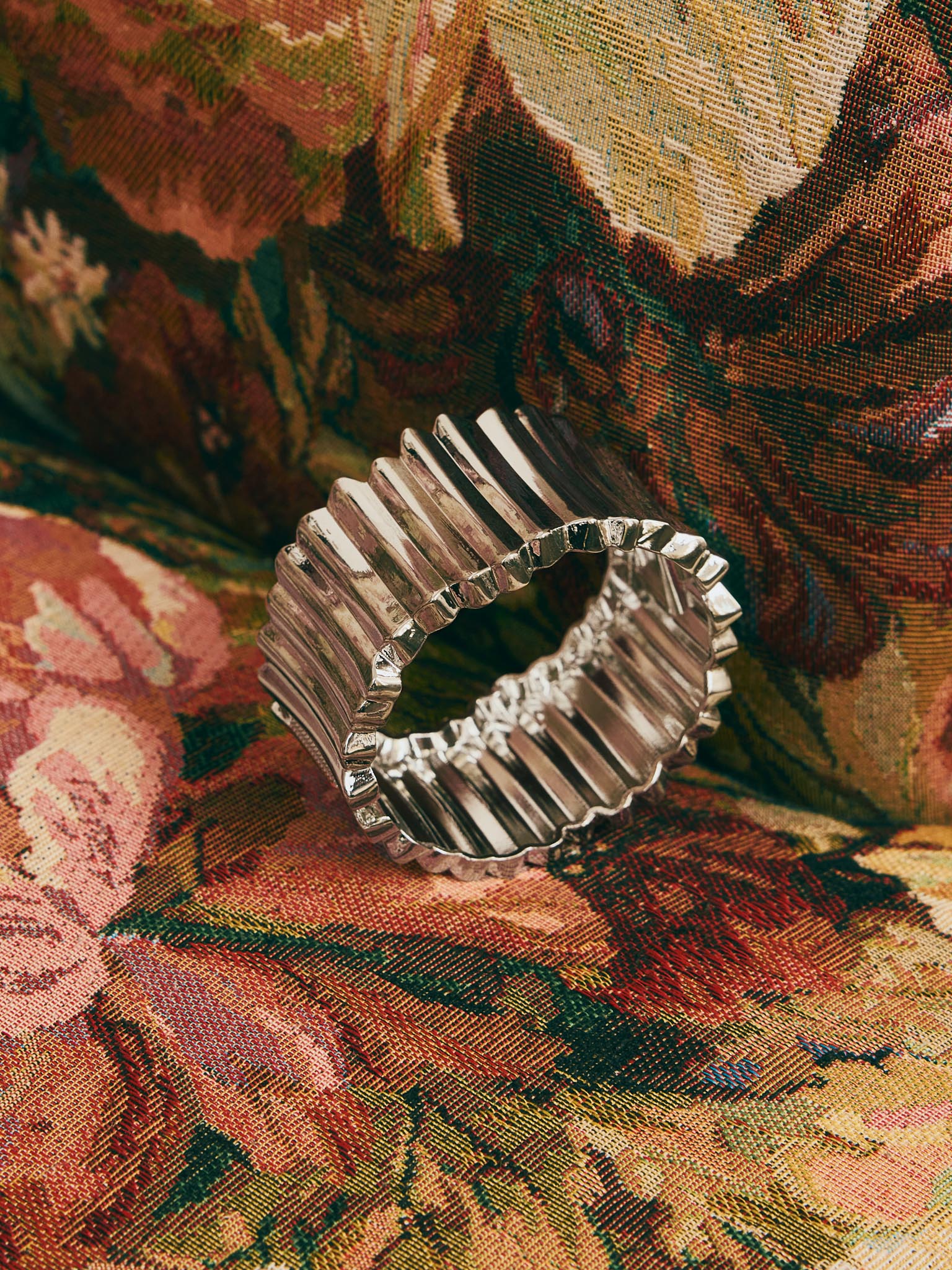 Ribbed smooth metal round bracelet