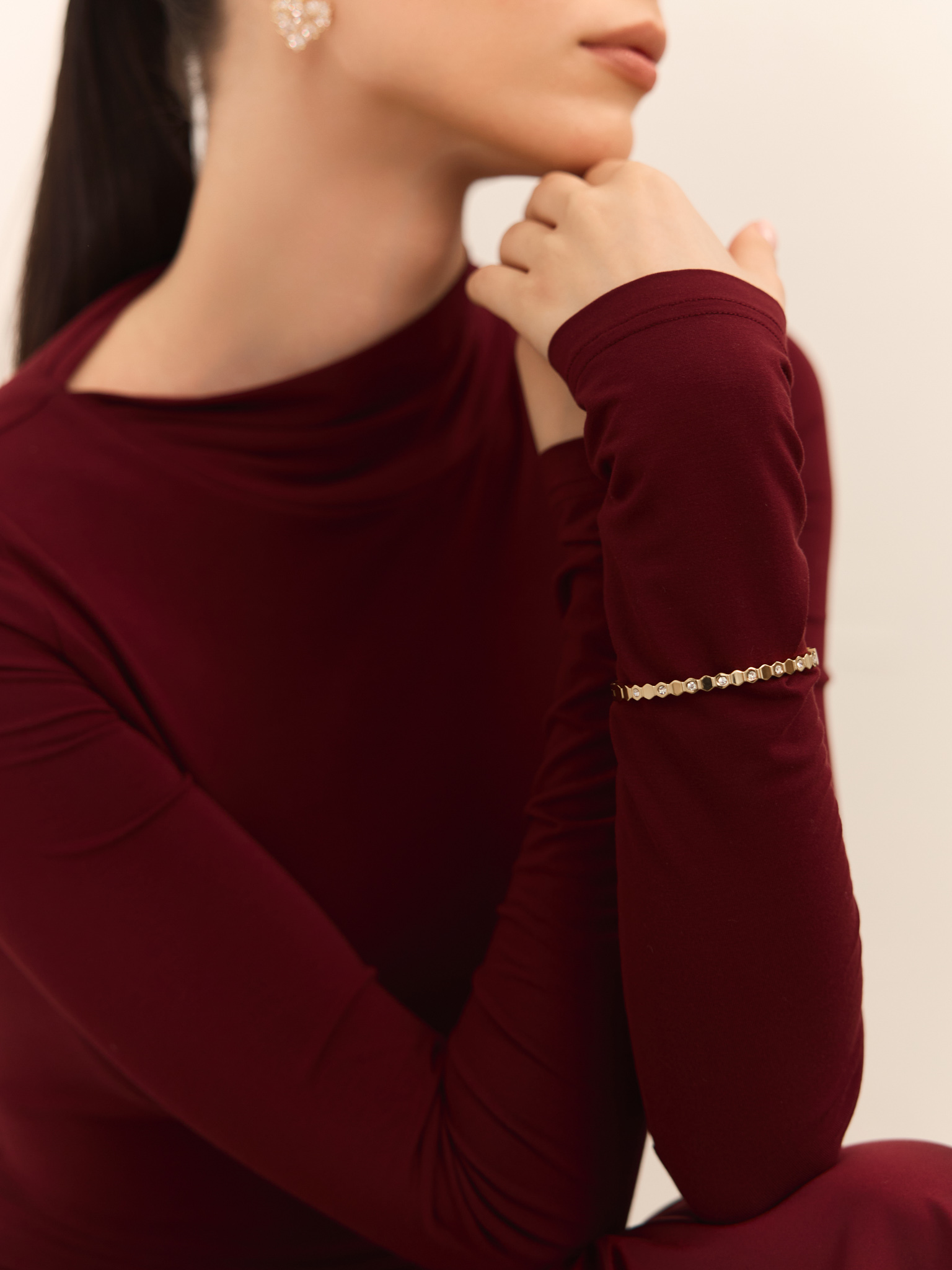 Thin metal bracelet with crystals