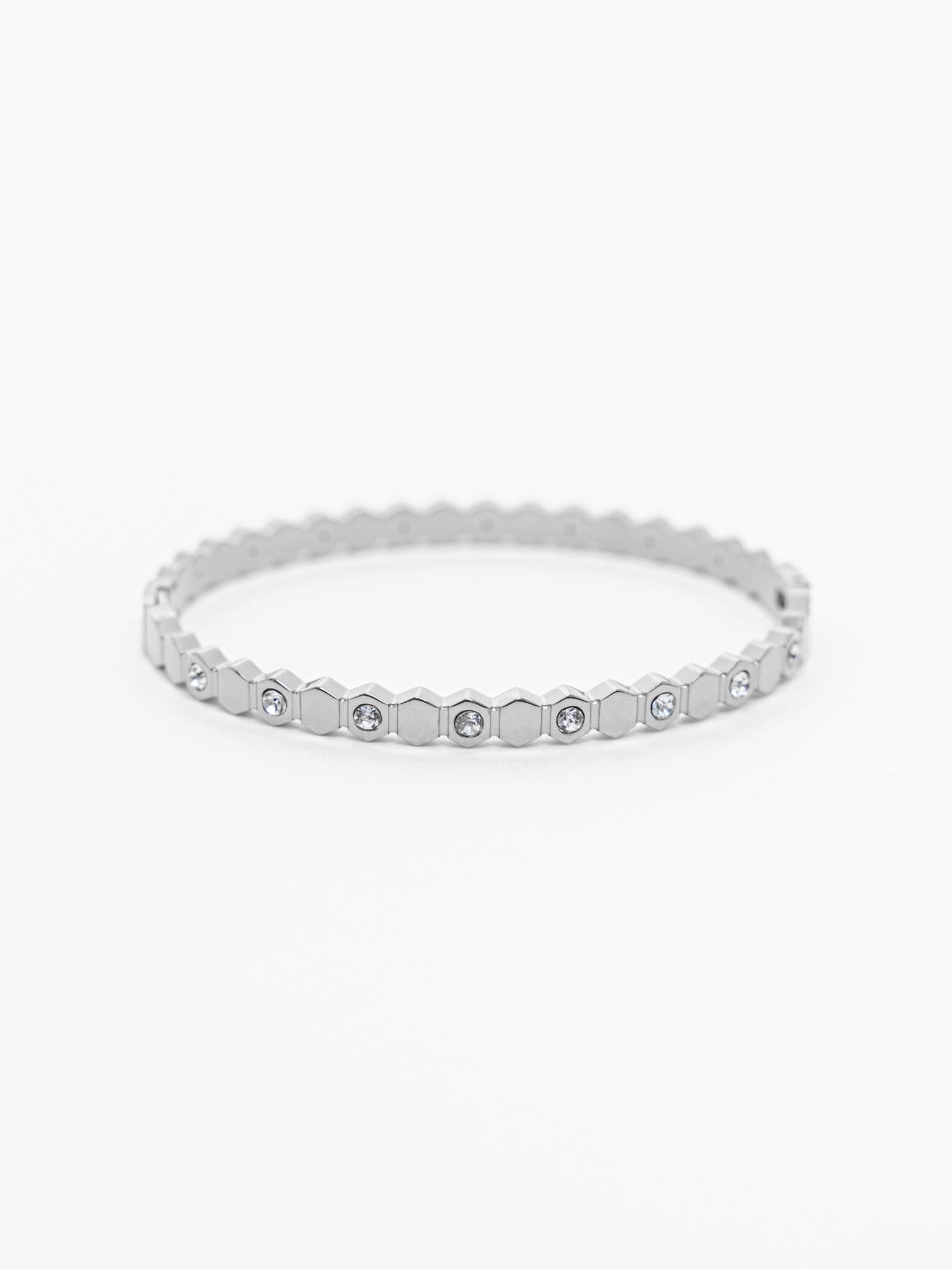 Тонкий металлический браслет с декором из кристаллов