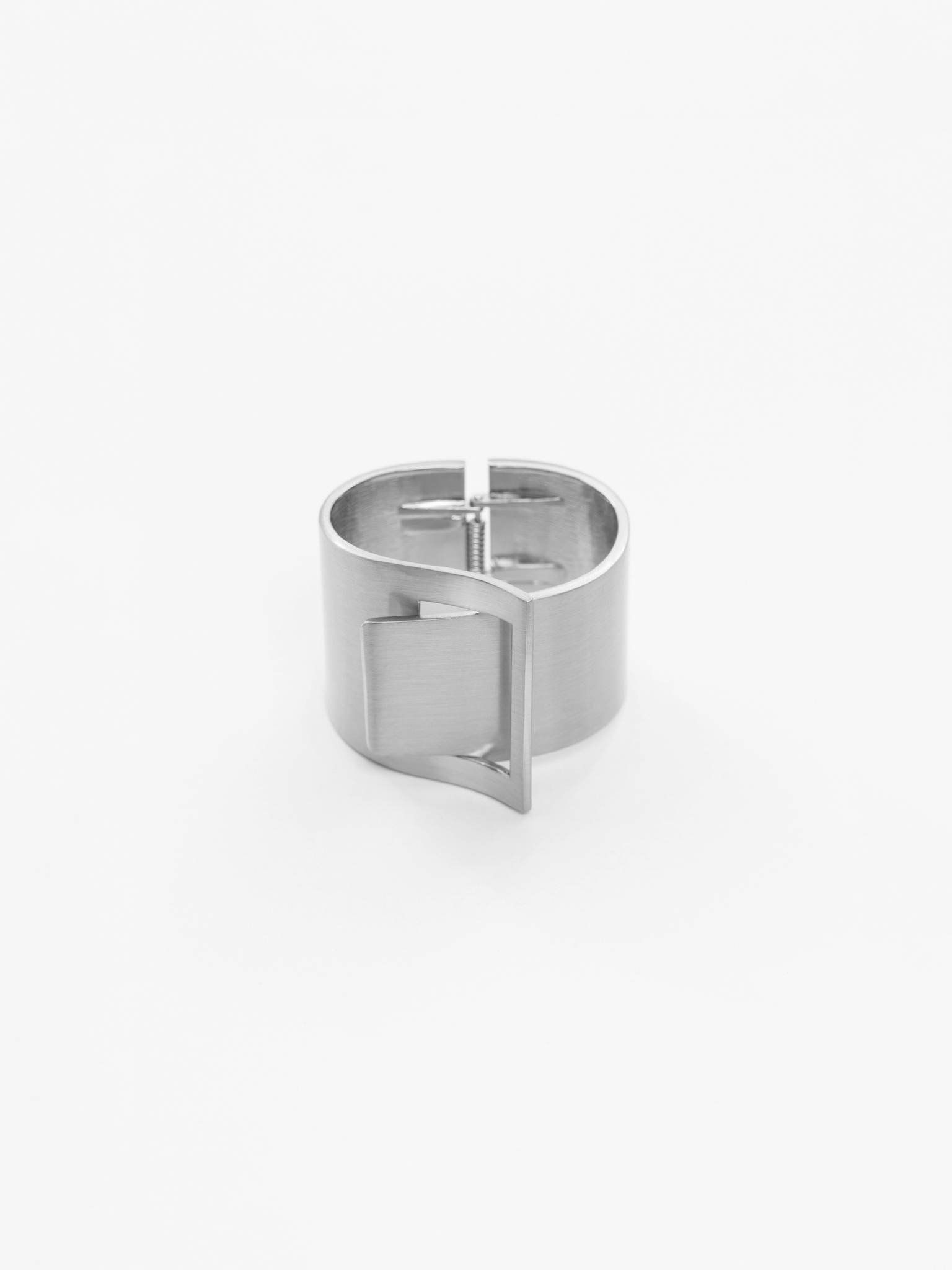 سوار هندسي من المعدن اللامع