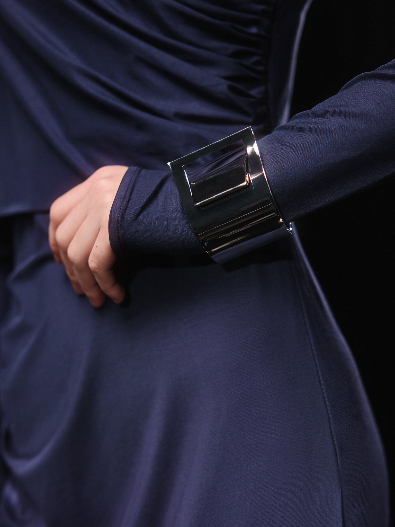 سوار هندسي من المعدن اللامع