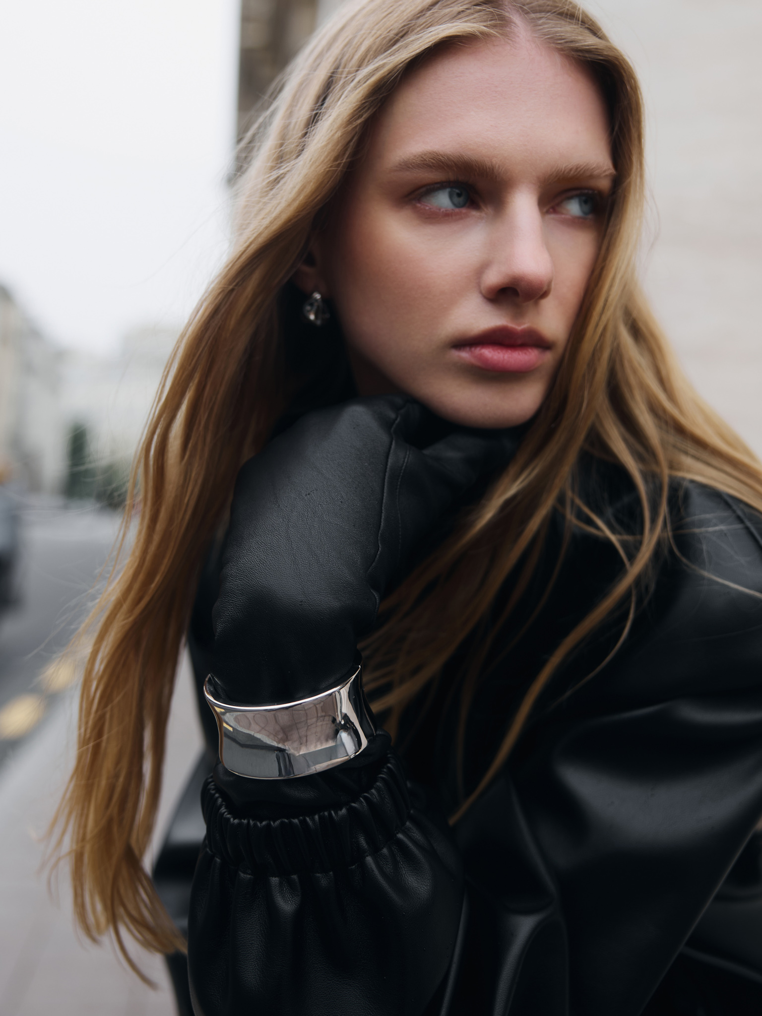 Широкий круглый браслет из гладкого металла