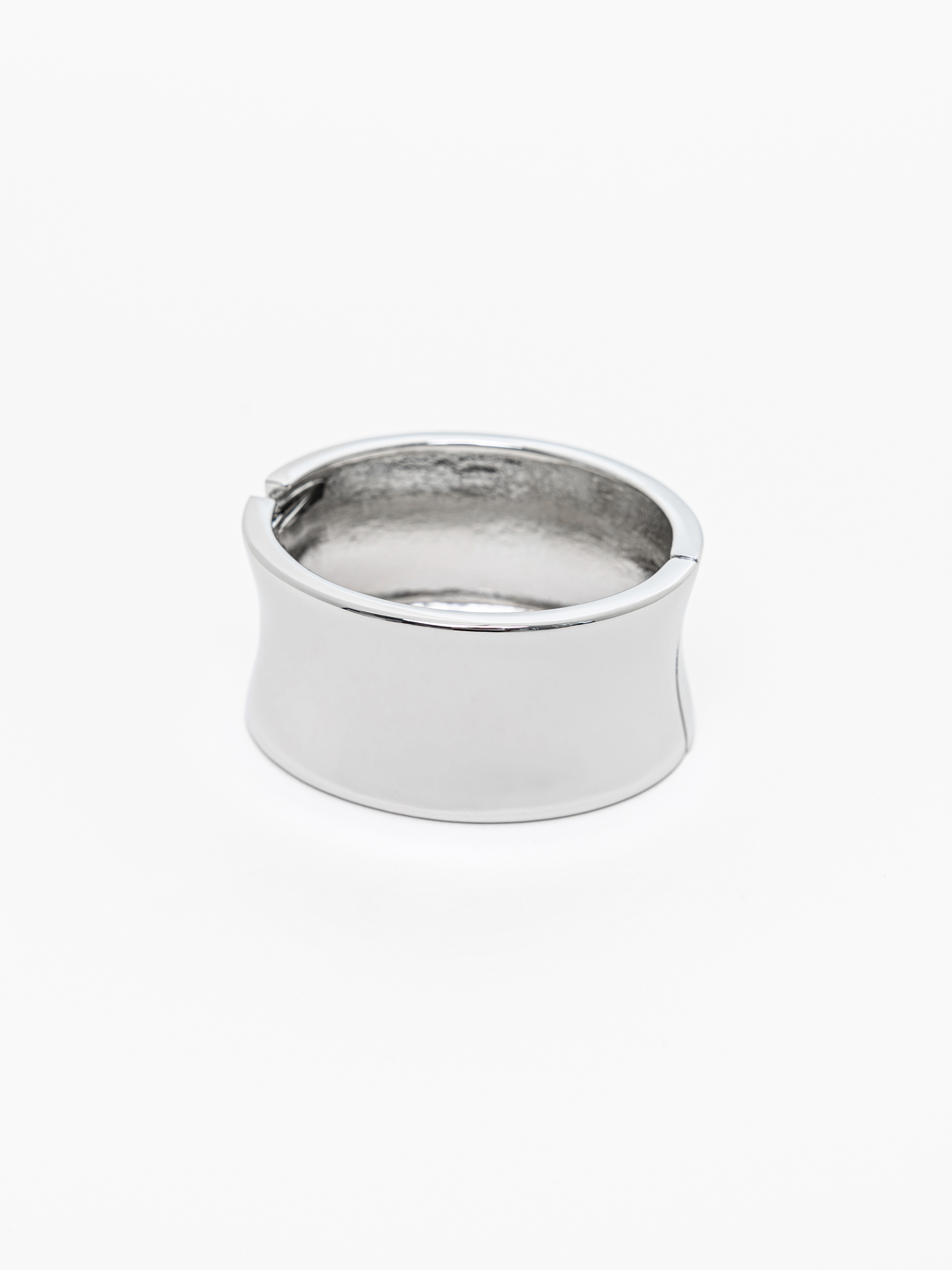 Широкий круглый браслет из гладкого металла