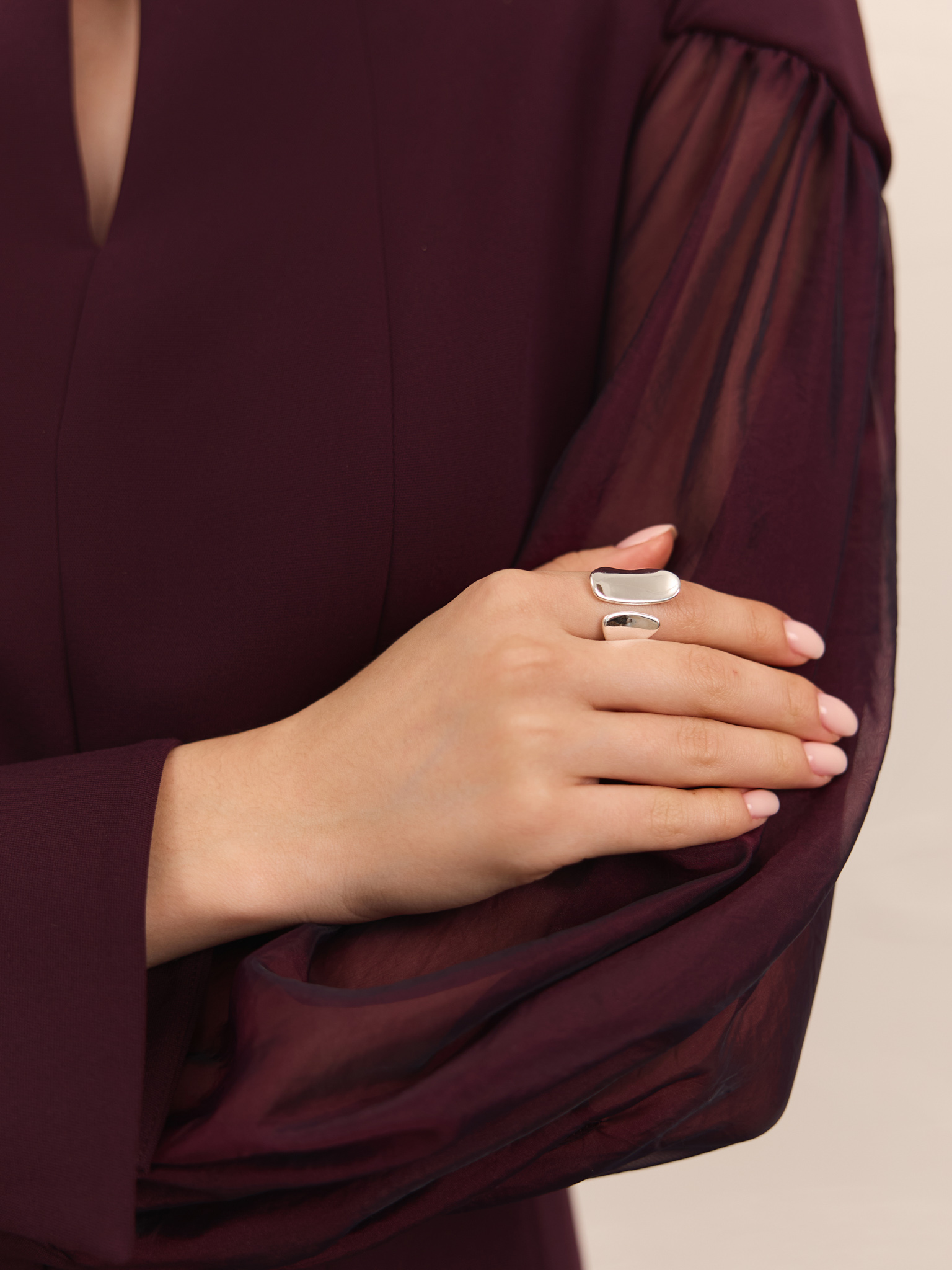 Серебристое кольцо абстрактной формы