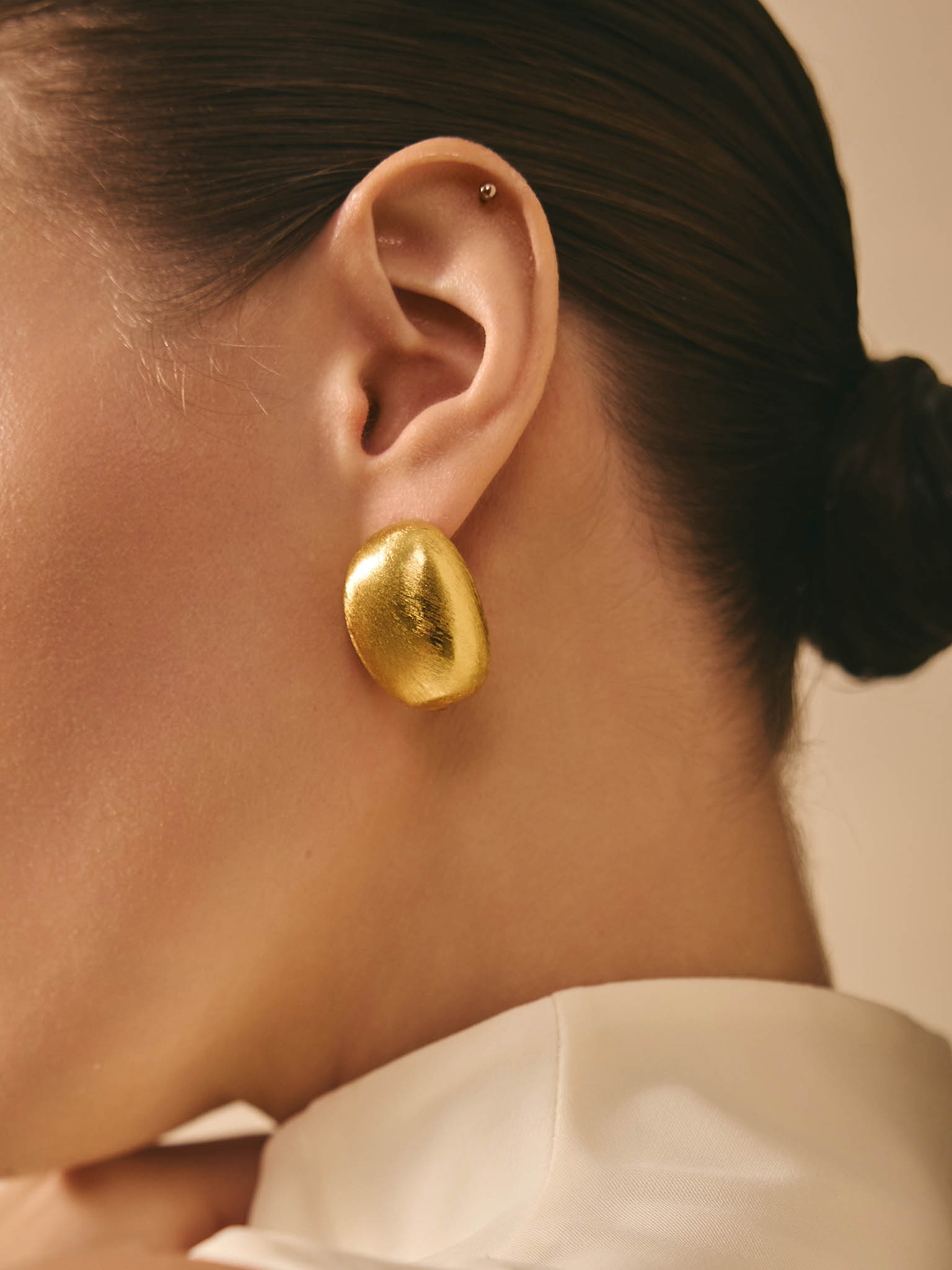 Серьги-пусеты вытянутой формы из гладкого металла