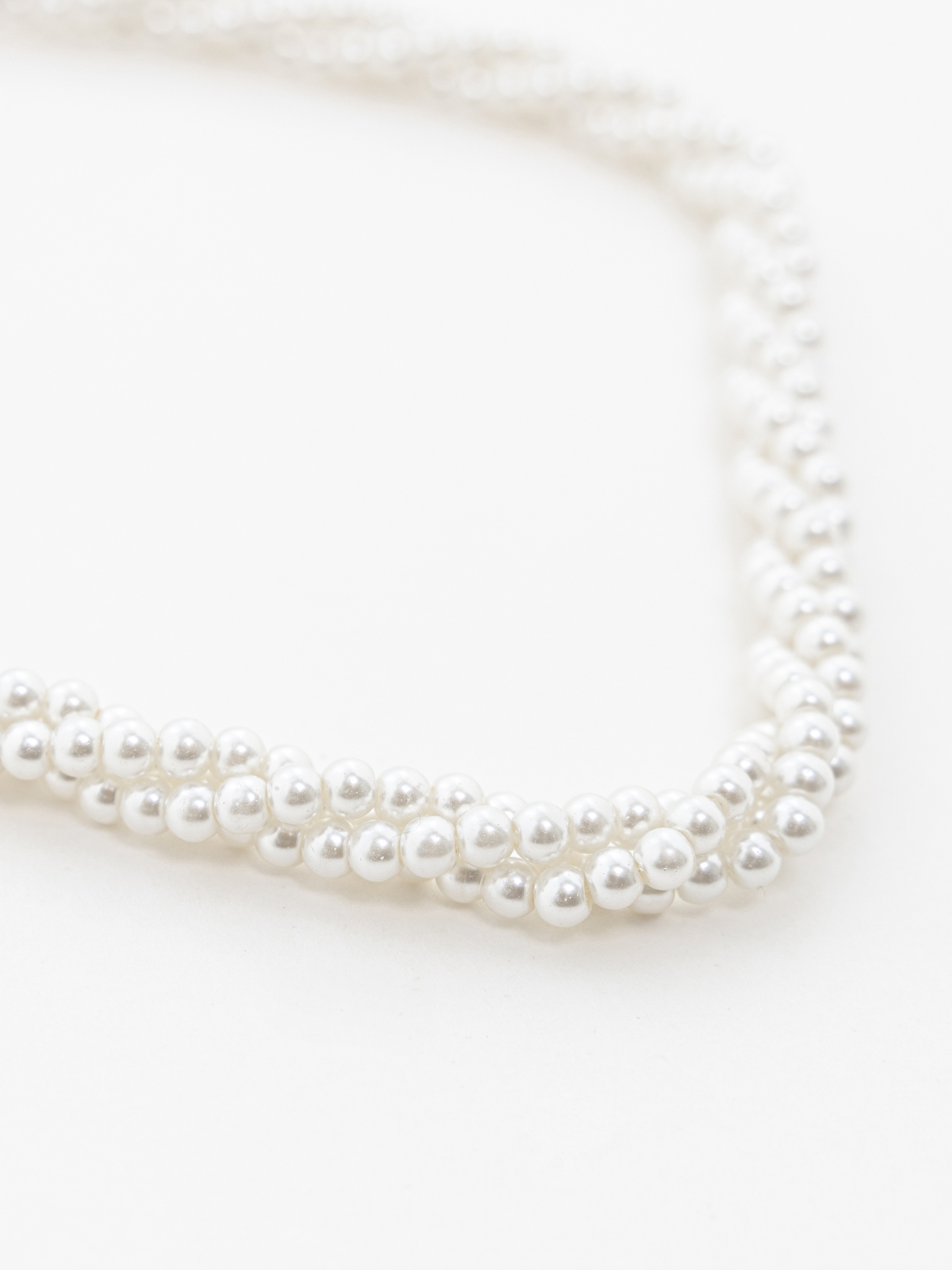 Колье из переплетенных жемчужных нитей