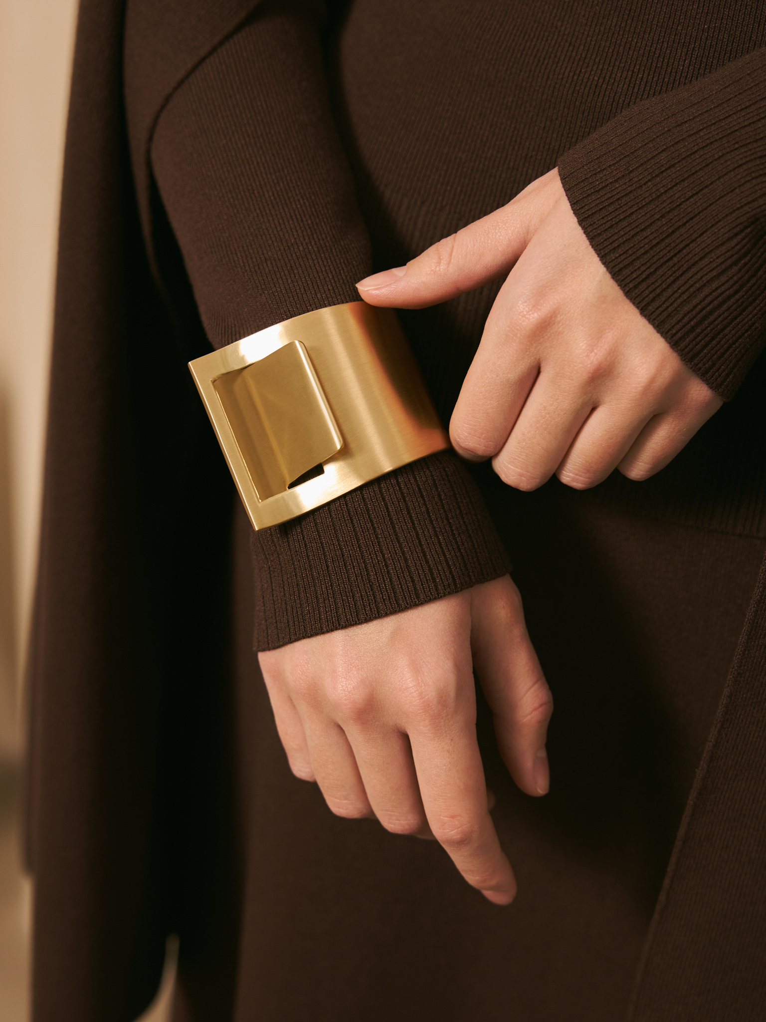 Геометричный браслет из глянцевого металла