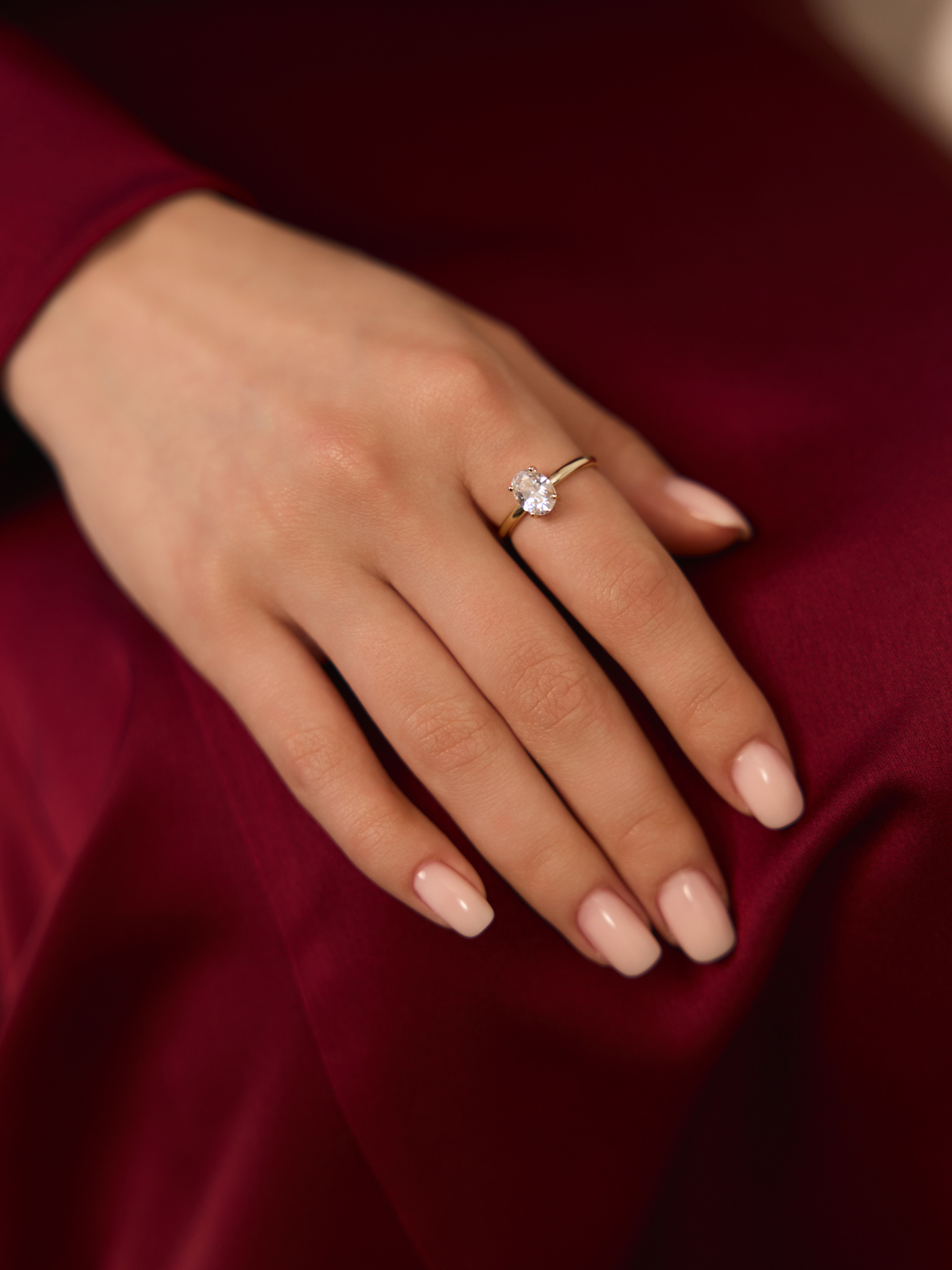 Тонкое кольцо с овальным камнем