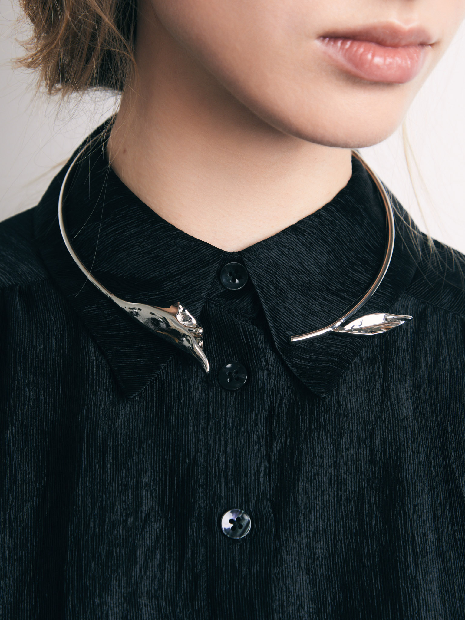 Колье в виде цветка из гладкого металла