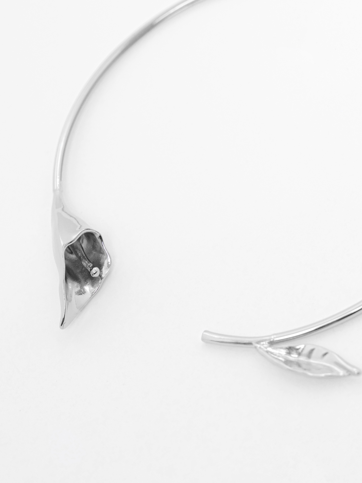 Колье в виде цветка из гладкого металла