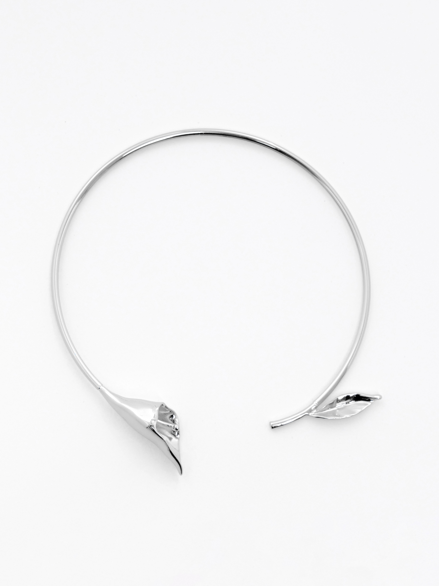 Колье в виде цветка из гладкого металла